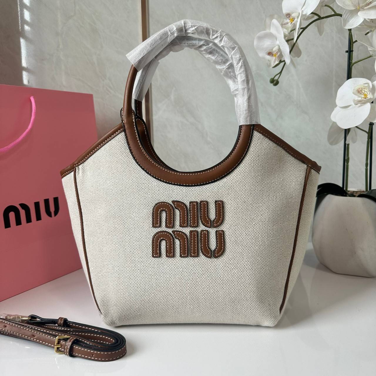MIU MIU IVY CANVAS BAG / MIU MIU TOTE IVY MINI กระเป๋าถือหรือสะพายข้างทรงโท้ท รูปทรงทันสมัยน่ารัก สวยหรูมากๆคะ