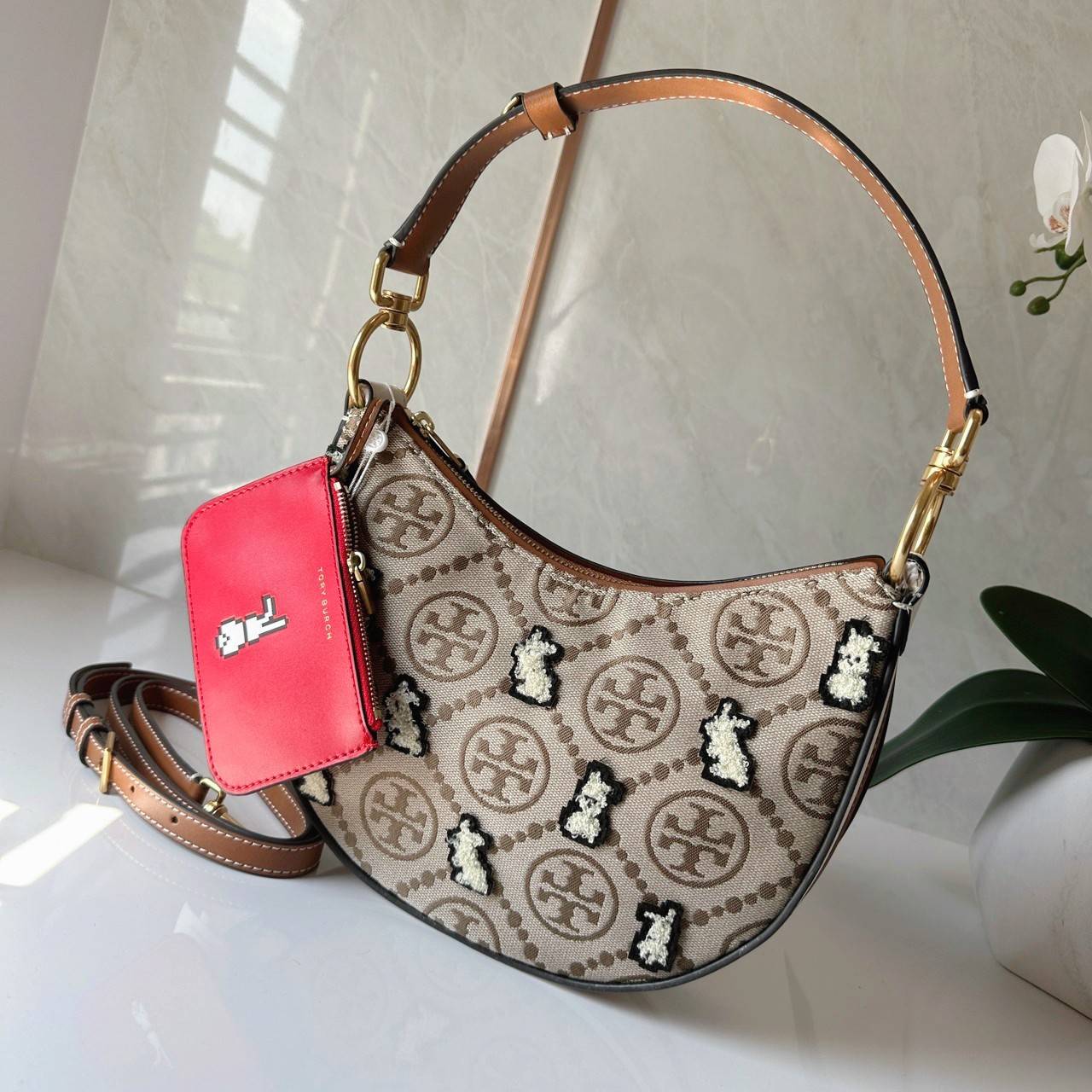 TORY BURCH Mini T Monogram Embroidered Rabbit Crescent Bag 🐇 คอลเลคชั่นกระต่ายสุดร้อนแรงแห่งปี 🥕🥕 คอลเลคชั่นทีบ่งบอกสไตล์ที่ทันสมัยทรงครึ่งวงปักลายกระต่ายบนกระเป๋าสุดน่ารัก โด่ดเด่น