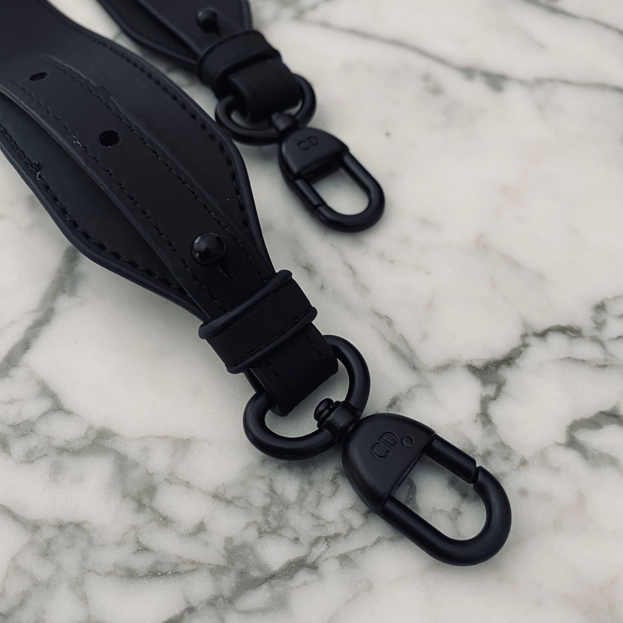 DIOR Small Lady My ABCDior bag Black Cannage Ultra-matte กระเป๋าสะพายดีไซน์เรียบหรู ทรงกล่องคลาสสิค โดดเด่นด้วยพวงกุญแจอะไหล่สีเดียวกับตัวกระเป๋า สีดำผิวแมทท์สุดคลาสสิก ลายเส้นซ้อนทับสวยงาม