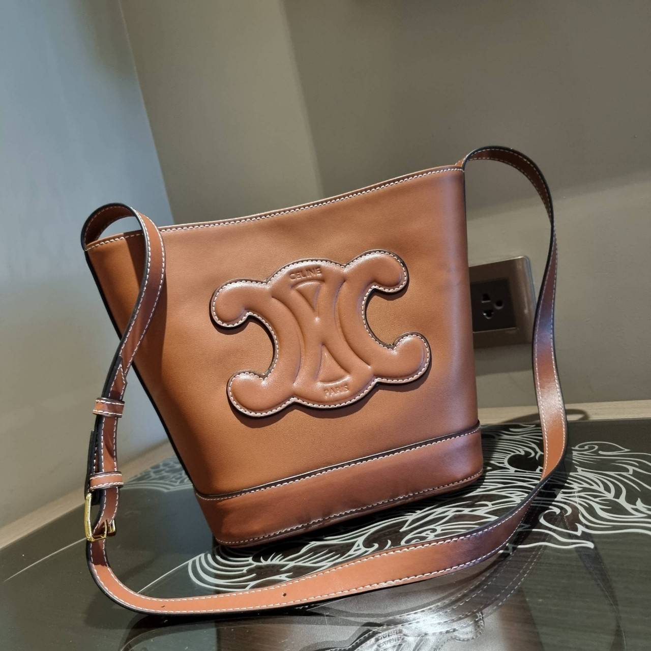 VIP 】CELINE BUCKET BAG CUIR TRIOMPHE คอลเลคชั่นใหม่ ฮิตข้ามปี กับกระเป๋าสะพายทรงถัง ใช้งานง่ายที่สุด สายสะพายในตัว ปรับใช้ได้เลย วัสดุหนังวัว เรียบหรู ผู้ดีไปอีก โดดเด่นด้วยโลโก้เอกลักษณ์ มีกระดุมปิดที่ปากกระเป๋า ภายในโล่งกว้าง ใส่ของแบบจุๆไปเลย เป็นรุ่นท