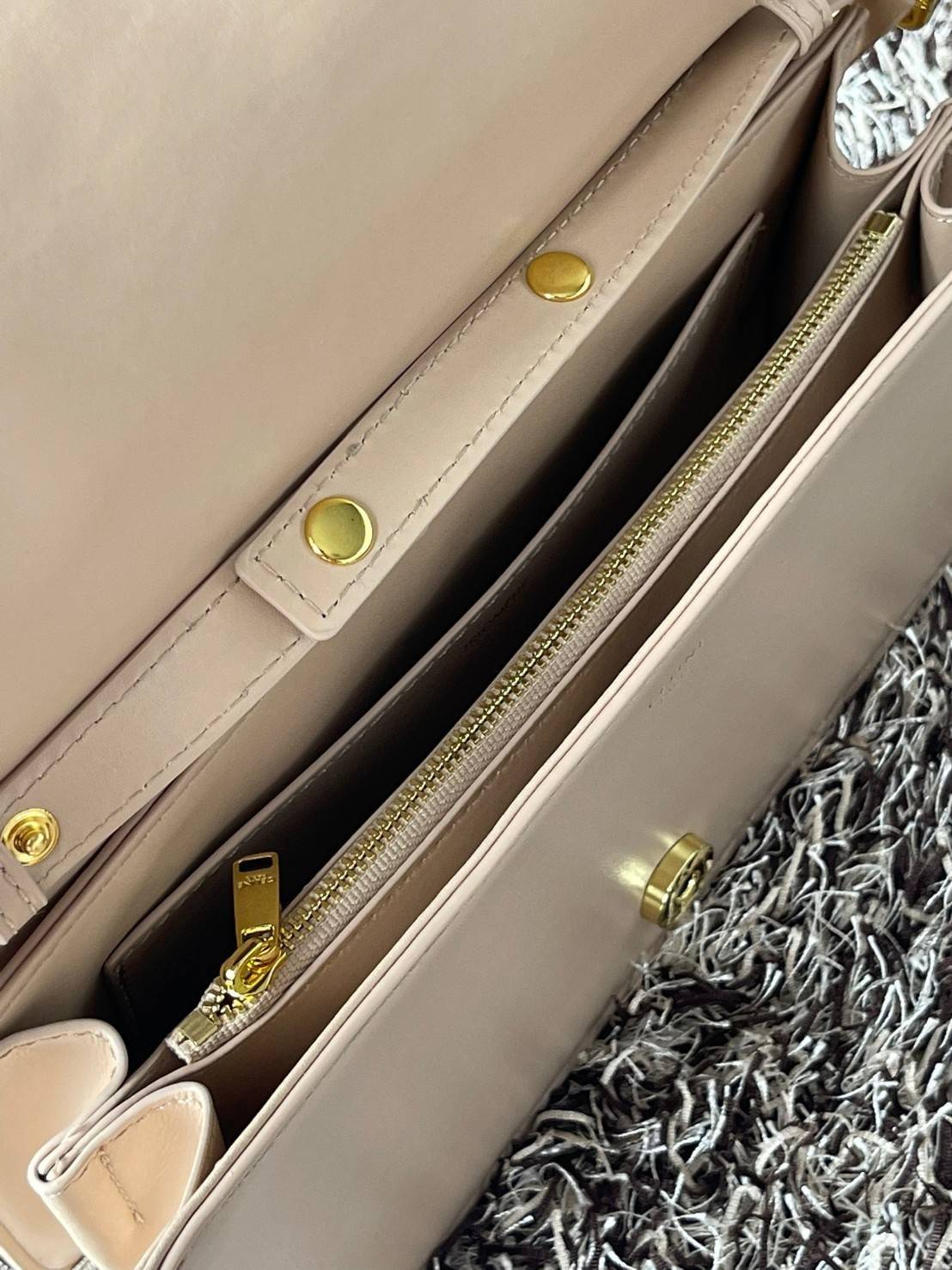 CELINE TRAPEZE TRIOMPHE BAG ดีไซน์เรียบหรู Timeless โดดเด่นมีเอกลักษณ์ ใช้ได้หลายโอกาส แมทช์กับการแต่งตัวง่าย จึงครองใจสาว ๆ ได้ไม่ยาก โดยเป็นกระเป๋าสะพายไหล่ที่อัดแน่นด้วยกลิ่นอายความคลาสสิกและหรูหราตามแบบฉบับของ Celine ด้านหน้าตกแต่งด้วยโลโก้สีทองโดดเด่