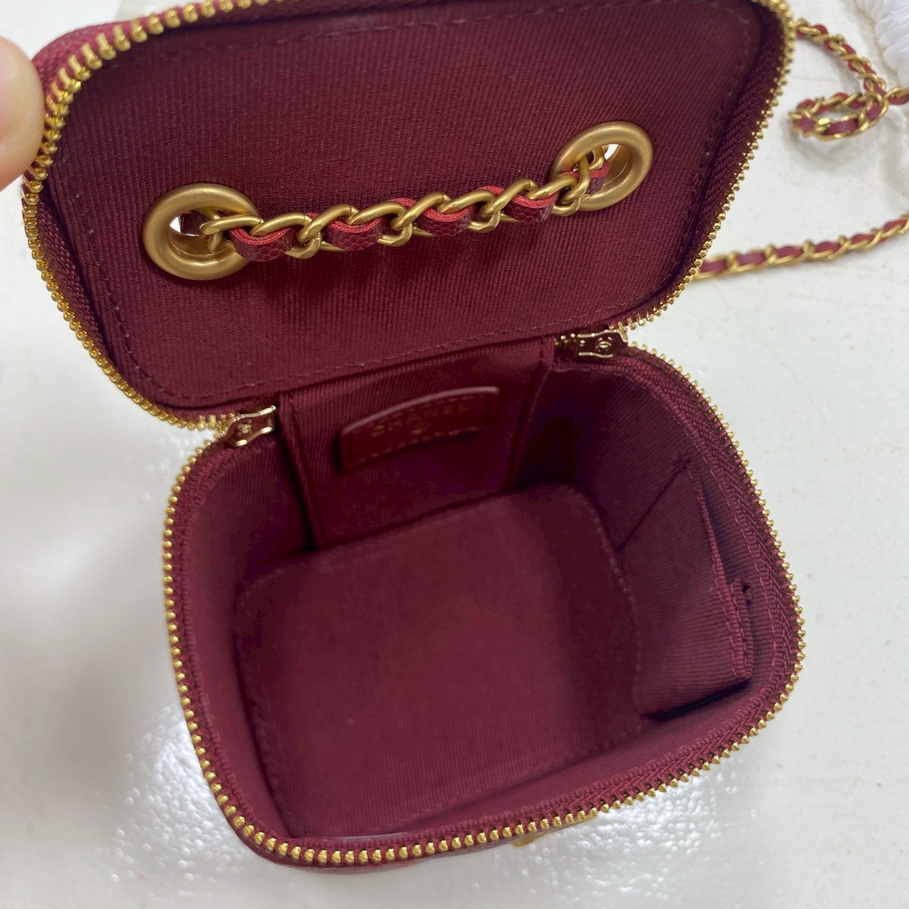 ORI หนังแท้ | Chanel Small Vanity with Chain กระเป๋าสะพายทรงวานิตี้ใบเล็กน่ารัก ดีไซน์เรียบหรู ใส่เครื่องสำอางค์หรือของใช้จุกจิกได้