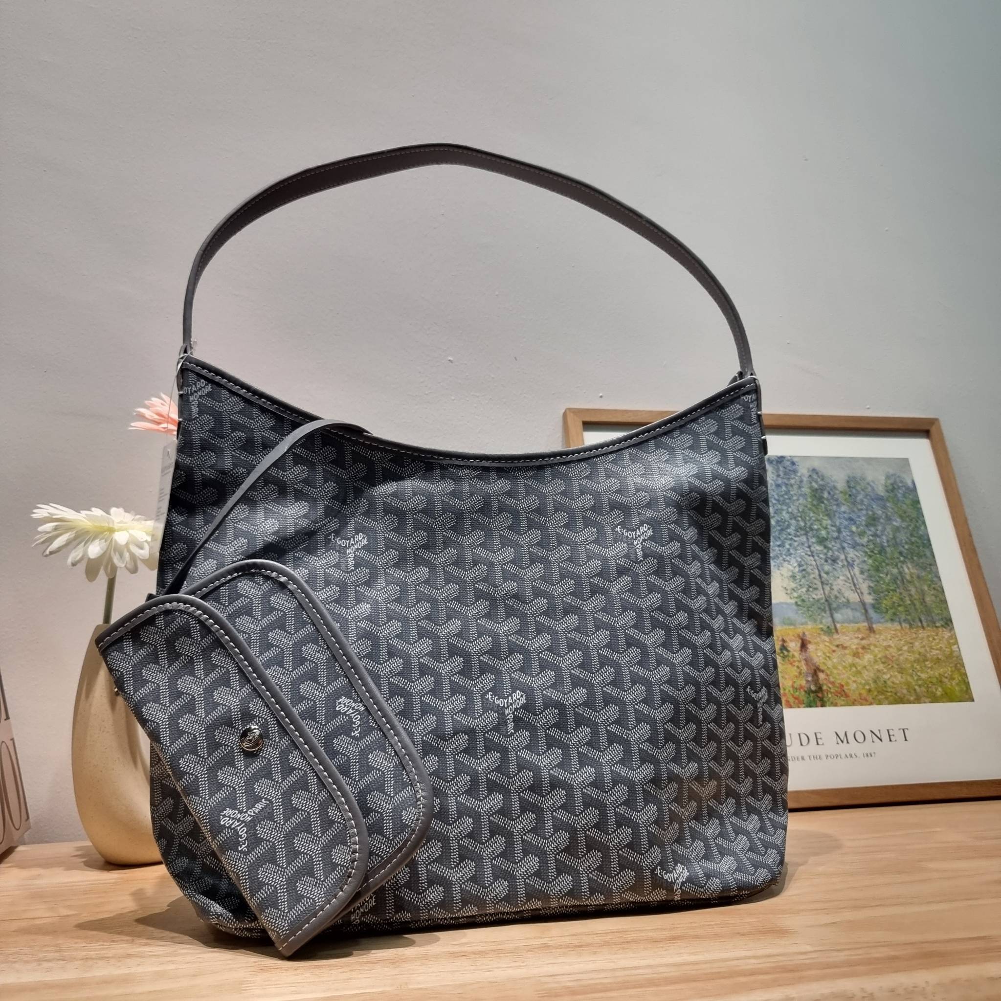 GOYARD BOHEME HOBO BAG / GOYARD HOBO กระเป๋าสะพายทรงโฮโบ ใบใหญ่จุใจ!! มาครบสีขายดี เลิศทุกสี รูปทรงคลาสสิค ดีไซน์เป็นเอกลักษณ์ วัสดุหนังแคนวาสพิมพ์ลายสวยคม ปากกระเป๋ามีซิปเปิด-ปิดกันของหล่นได้ ภายในโล่งกว้างมาก มาพร้อมสายคล้องในตัว ทนทาน สะพายสวยๆได้ทุกวั