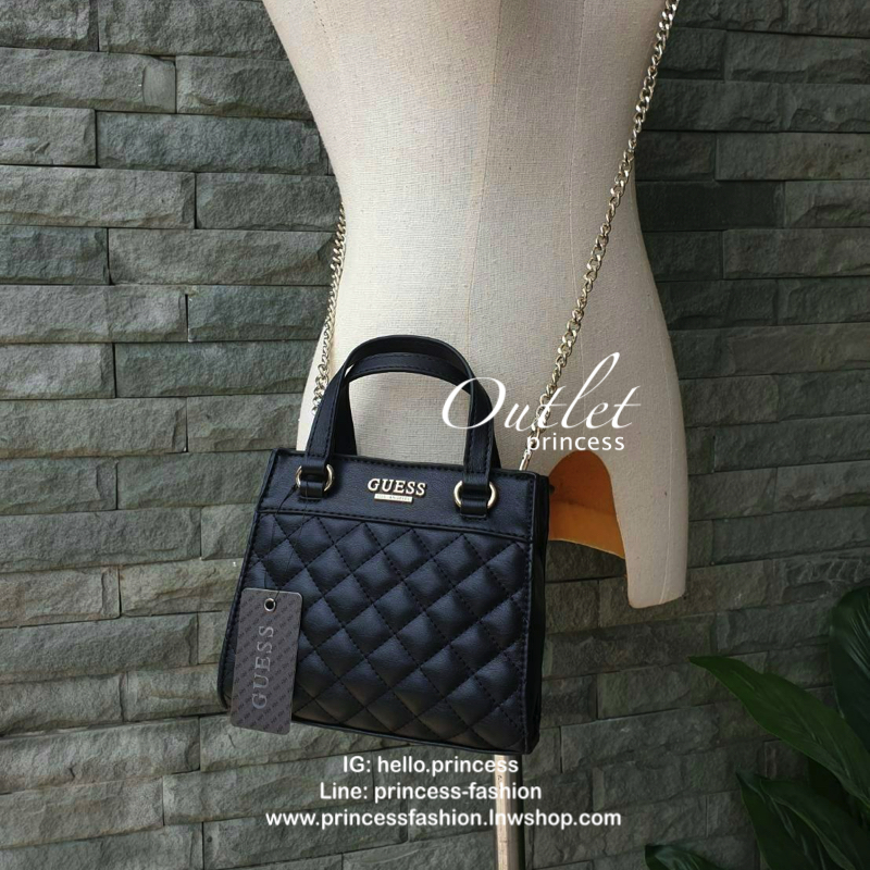 GUESS TAYLOR MINI SATCHEL CROSSBODY BAG กระเป๋าสะพายใบเล็ก สไตล์ สวยหรู คุณหนู ไฮโซ น่ารักมากๆ วัสดุหนังpu เย็บลายตาราง หนังนิ่ม จับนุ่มมือ และ ลายทาง หนัง saffiano ตั้งอยู่ทรง แบบน่ารักไม่ซ้ำใคร ด้านหน้าประดับโลโก้แบรนด์ อะไหล่ทอง มาพร้อมสายโซ่ ถอดออกได้