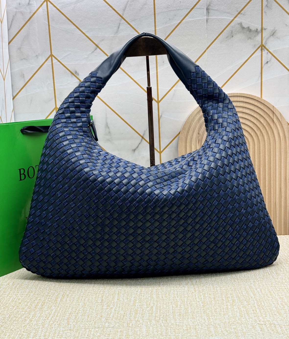 BOTTEGA Hop Large denim and leather tote bag in blue 47cm / BOTTEGA Hobo Bag กระเป๋าสะพายไหล่ใบใหญ่ จุของได้เยอะมาก วัสดุเดนิมคอตตอน ดีไซส์สานเป็นเอกลักษณ์สวยงาม เกรดออริ 1:1