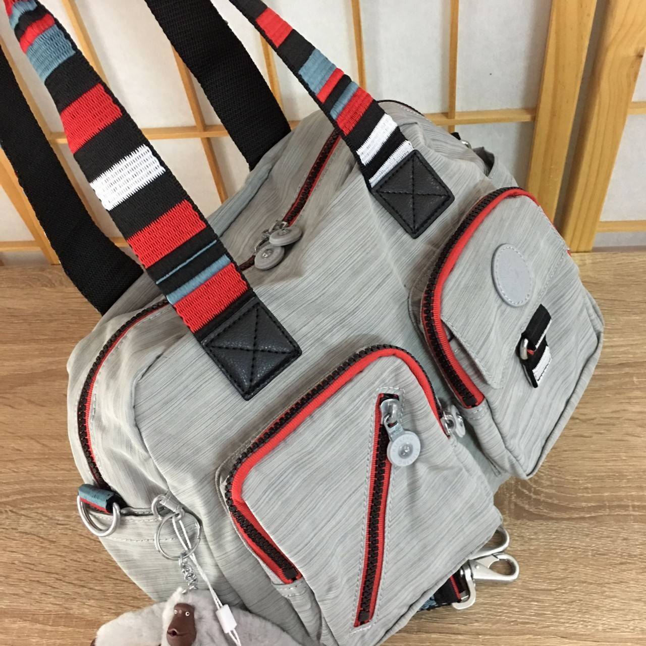 Kipling K13636 Defea Handbag ใช้สำหรับถือ/สะพายข้างได้ค่ะ สายถอดออกได้ ด้านหน้ามี 2 ช่องซิปและยังช่องซิปเชียงและช่องอื่นอีก ด้านหลังมีอีก 1 ช่องซิปยาวค่ะ ปากกระเป๋าหลักด้านบนปิด 2 ซิป ก้นมีฟองน้ำกันกระแทก มีช่องซิปอีก 1 ช่อง ช่องเล็กอีกตามรูป ใช้ได้ทุกโอก