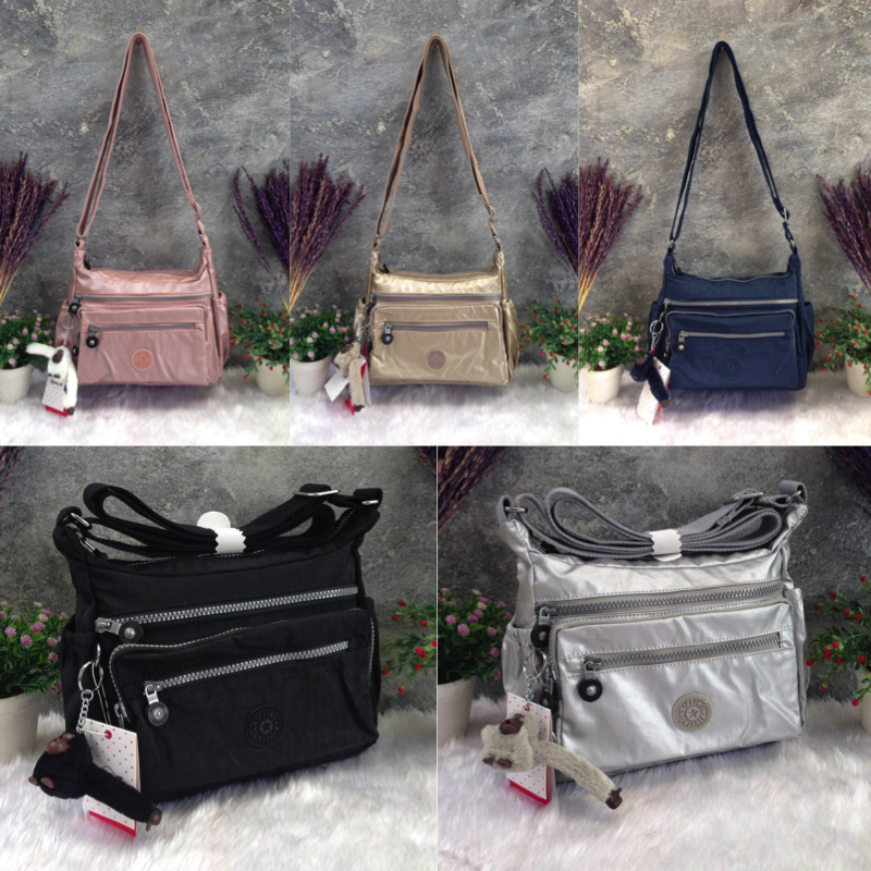 KIPLING Shoulder Bag (K25511) Outlet Hongkong กระเป๋าสะพาย วัสดุ nylon คุณภาพดี กันน้ำ ตามแบบฉบับแบรนด์ แบ่งเป็นช่องซิป 5 ช่อง สามารถใส่ไอแพด กระเป๋าสตางค์ใบยาว และมือถือได้ทุกรุ่นค่ะ จุคุ้มมากๆ น้ำหนักเบา สายสะพายปรับได้ จะสะพายไหล่ หรือ crossbody ได้สบา