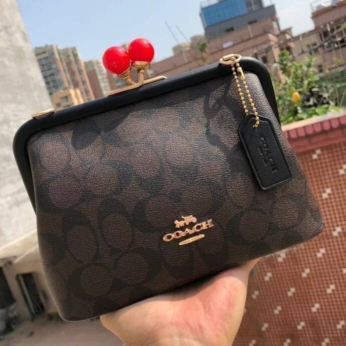 NORA KISSLOCK CROSSBODY (COACH C1451) ครอสบอดี้รุ่นนี้ น่ารักมากค่ะ ขนาดกำลังน่ารักเลยค่ะ ลูกคุณมากๆ ไม่เล็กและไม่ใหญ่มากเกินไป รุ่นนี้สามารถถอดสายสะพายได้ค่ะ ใส่ไอโพนตระกูลพลัสได้ ใส่กระเป๋าสตางค์ใบเล็กได้สบายๆเลยค่ะ
