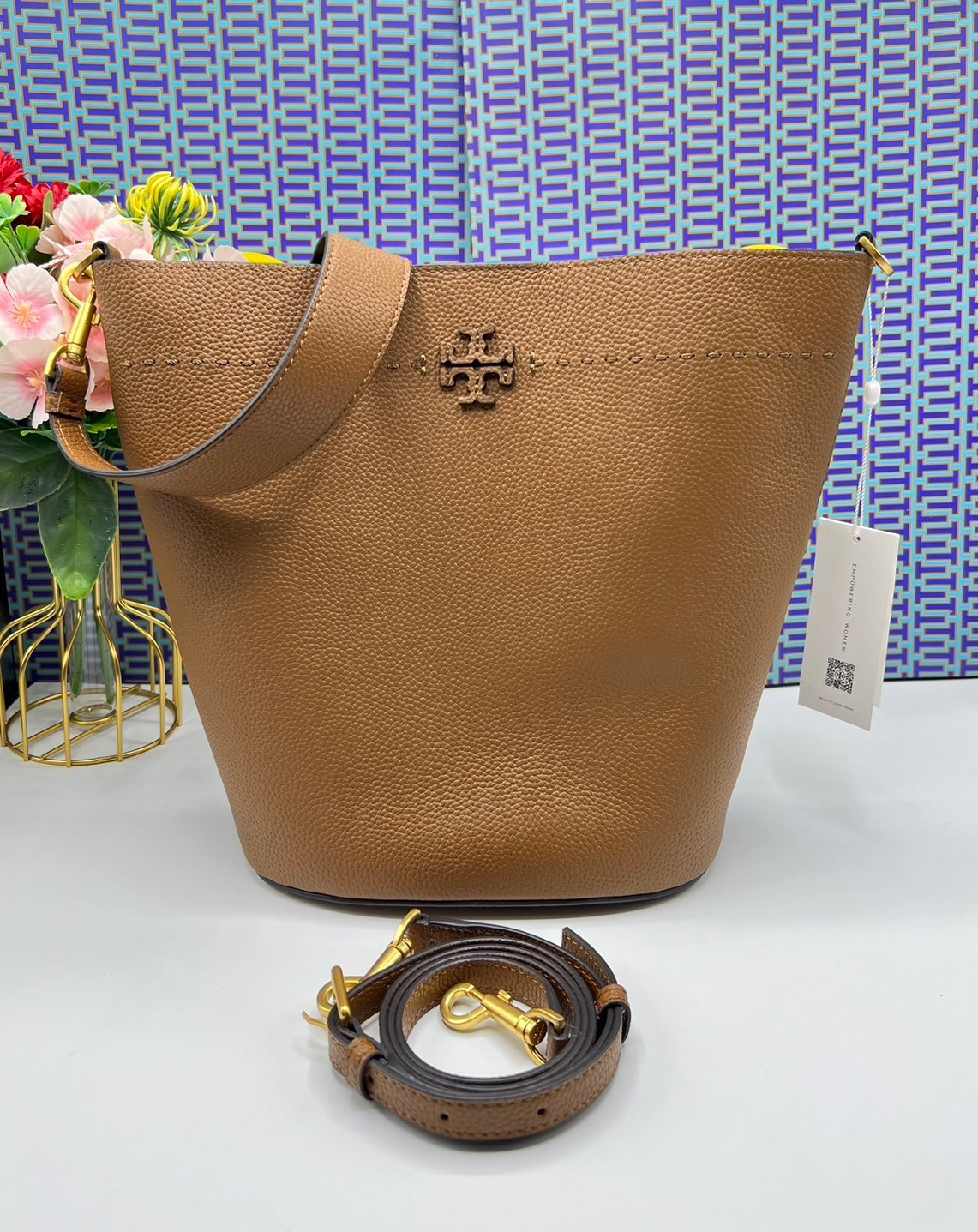 Tory Burch McGraw Bucket bag / Tory Burch Mcgraw Double T Logo Plaque Bucket Bag พร้อมส่ง 4 สี กระเป๋าสะพายหรือถือคล้องแขนทรงถัง จุของได้เยอะใบนี้ตอบโจทย์ได้ดีมาก โทนสีเรียบง่าย แฝงไปด้วยความดูดี สุขุมและเป็นผู้ใหญ่