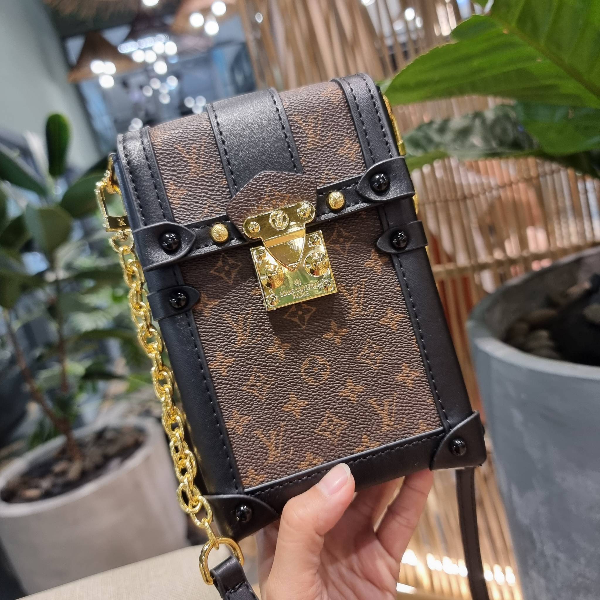 VIP 🥂 LV VERTICAL TRUNK POCHETTE ฮิตไอเท็มที่ใครๆก็อยากครอบครอง กระเป๋าทรงทรังค์ ยูนิเซ็กส์ที่ใช้ได้ทั้งชายและหญิง ด้วยดีไซน์คลาสสิคแฝงดีเทลความเป็นผู้ดี ทำให้ใบนี้ดูโดดเด่นและเป็นเอกลักษณ์ วัสดุหนังแคนวาสสลับหนังแท้ เปิด-ปิดด้วยอะไหล่แบบกดล็อค แน
