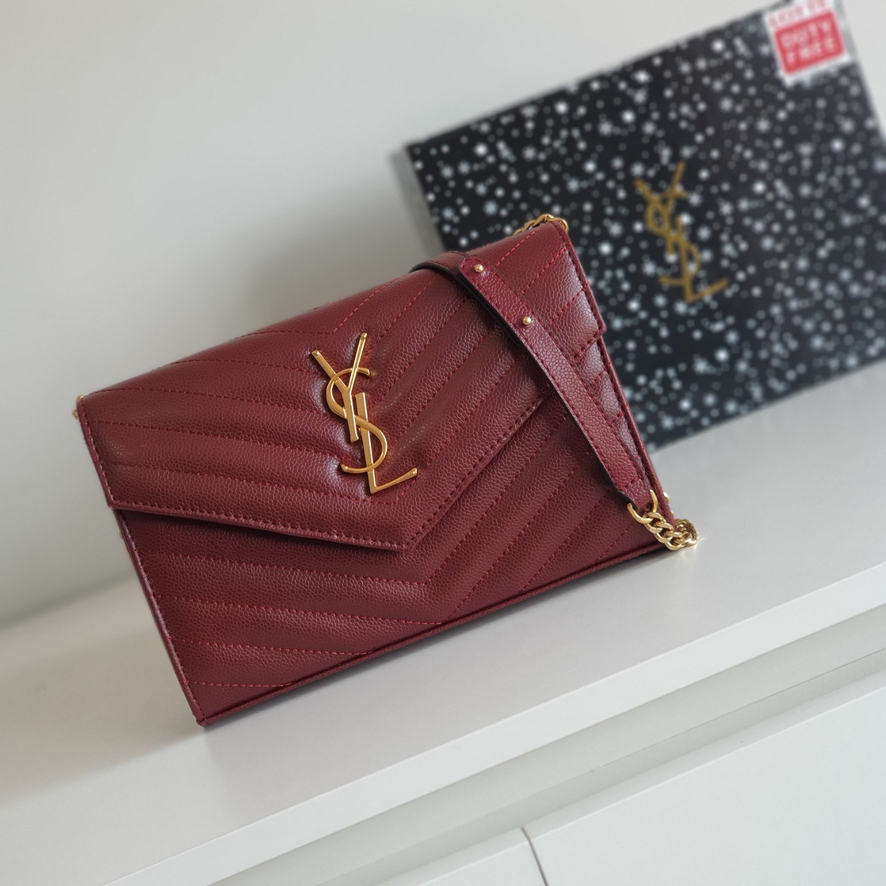 YVES SAINT LAURENT YSL BAG VIP GIFT WITH PURCHASE (GWP) พรีเมี่ยมกิ้ฟ Limited Edition จาก YSL DUTY FREE COUNTER วัสดุหนังแท้ลายคาเวียร์ ทรงหน้าจดหมายลายทาง สวยหรูมาก อะไหล่ทอง เปิดปิดด้วยกระดุมแม่เหล็ก ภายในโล่งมี2ช่องใหญ่ ช่องซิปใหญ่ มีที่ใส่บัตร12ใบ มาพ
