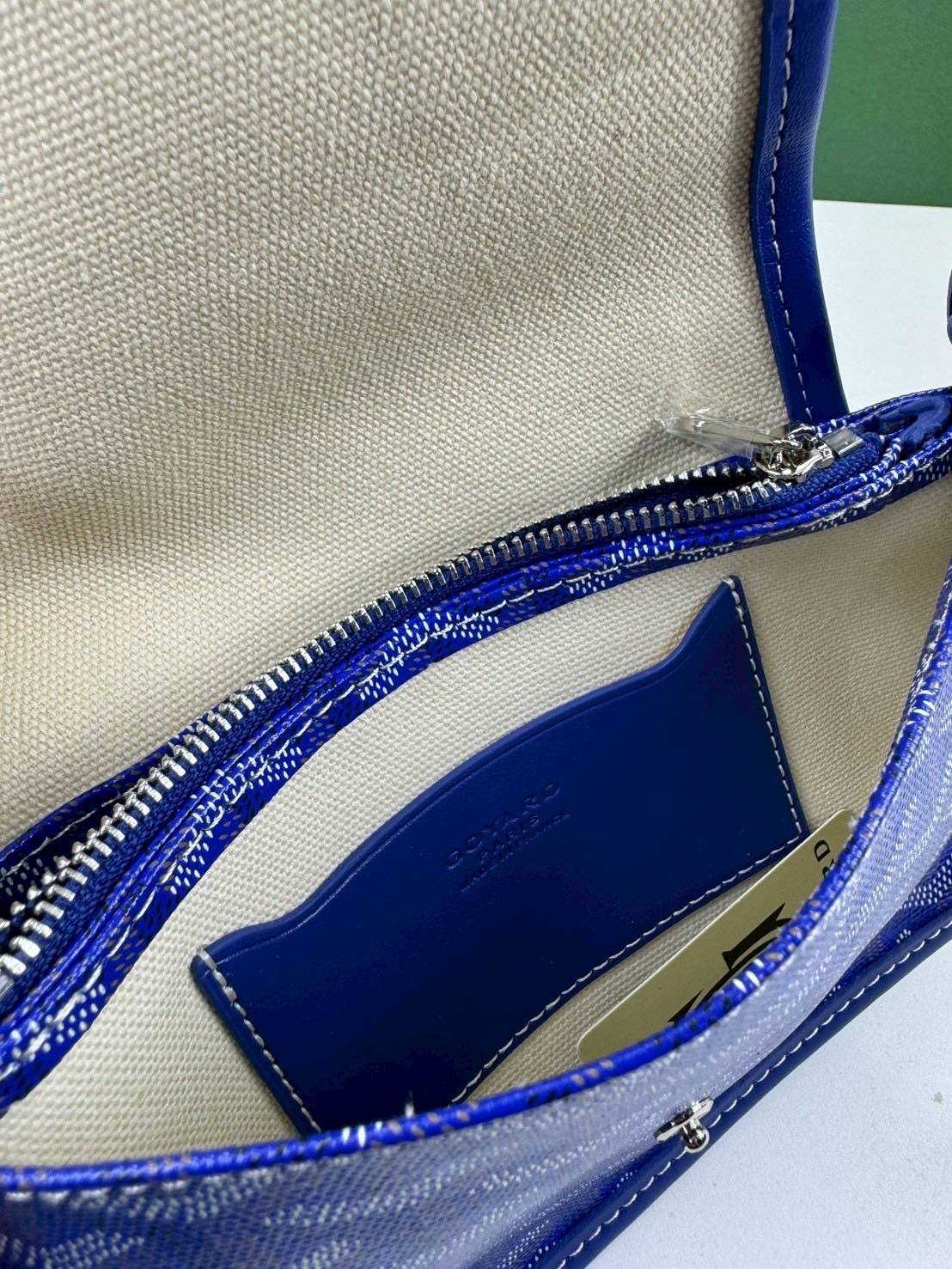 10 สี ORI หนังแท้ | GOYARD Plumet pouch-wallet กระเป๋าสะพายใบเล็กกะทัดรัด ดีไซน์กระเป๋าสตางค์ Plumet ดีไซน์มาพร้อมช่องใส่เหรียญ ธนบัตร และบัตรต่างๆ สามารถสะพายไหล่เป็นกระเป๋าสะพายข้างได้เหมือนกระเป๋าใบเล็ก