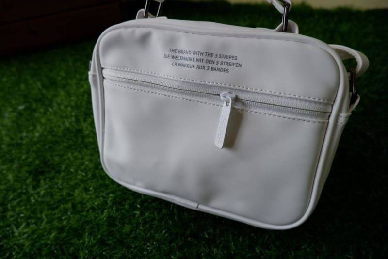 adidas mini airline bag *outlet* กระเป๋าสะพายข้างทรงสปอร์ต ด้านหน้าติดโลโก้แบรนด์ ดีไซน์ลาย 3D ด้านหลังเป็นหนังเรียบ มีช่องซิปสามารถใส่สิ่งของได้ รุ่นนี้เปิดปิดด้วยซิปคู่ ซิปปั๊มแบรนด์ทุกจุด ด้านในเป็นช่องกว้าง มีช่องซิป สายสะพายยาวสามารถปรับระดับได้ สาวก