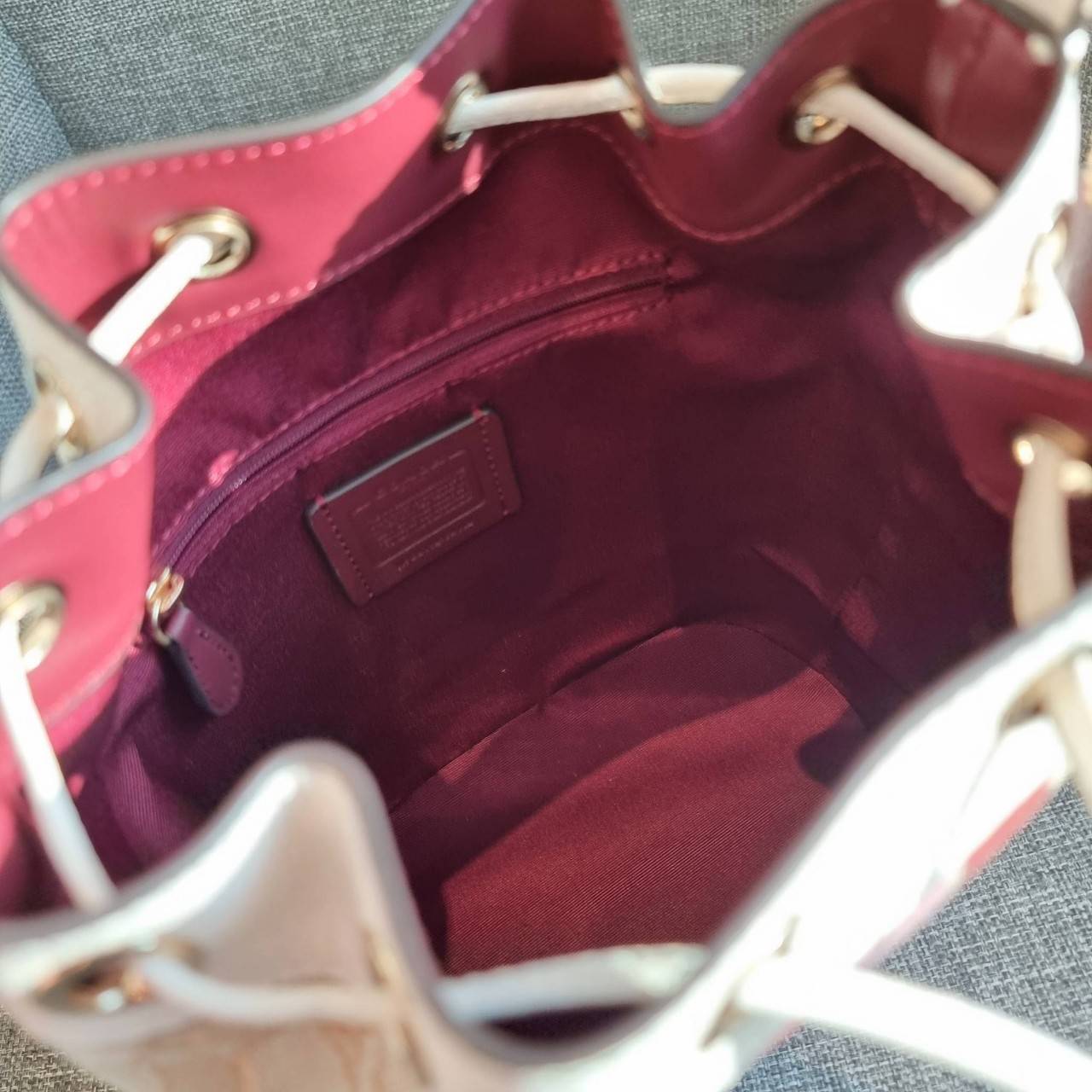 OUTLET 】COACH DEMPSEY DRAWSTRING BUCKET BAG IN SIGNATURE JACQUARD WITH STRIPE AND COACH PATCH C4101 C4102 พี่สาวใบใหญ่สุดสวยมาแล้วจ้า!! กระเป๋าทรงถังไซส์ใหญ่ ที่สาวๆรอคอย ใช้งานง่ายด้วยการรูดหนังปิดรอบปากกระเป๋า ทุกอย่างลงตัวที่สุด!! โดดเด่นด้วยลวดลายสีสั