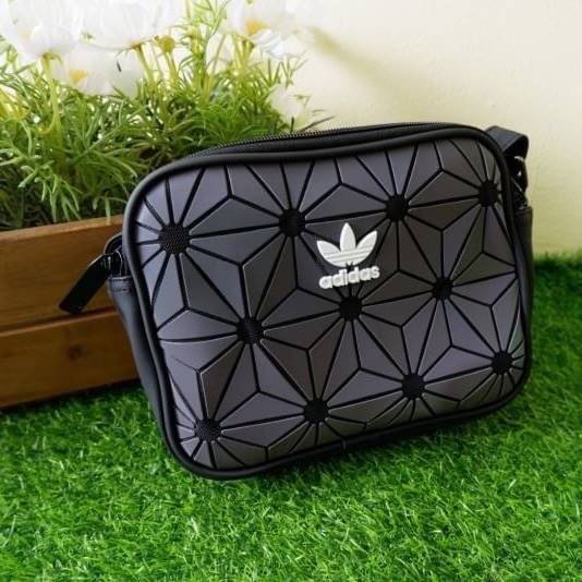 adidas mini airline bag *outlet* กระเป๋าสะพายข้างทรงสปอร์ต ด้านหน้าติดโลโก้แบรนด์ ดีไซน์ลาย 3D ด้านหลังเป็นหนังเรียบ มีช่องซิปสามารถใส่สิ่งของได้ รุ่นนี้เปิดปิดด้วยซิปคู่ ซิปปั๊มแบรนด์ทุกจุด ด้านในเป็นช่องกว้าง มีช่องซิป สายสะพายยาวสามารถปรับระดับได้ สาวก