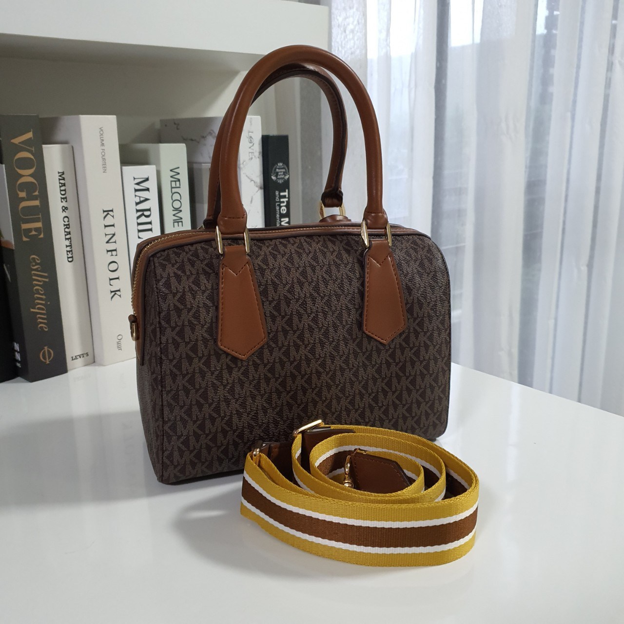 MICHEAL KORS HAYES DUFFLE BAG กระเป๋าสะพายทรงหมอนยอดฮิต ขนาดกลาง วัสดุหนังสังเคราะห์ปั้มลาย MK ทั้งใบ สวยอยู่ทรง ประดับโลโก้แบรนด์ด้านหน้า ด้านในบุผ้าไนลอน มีช่องซิปอีกหนึ่งช่อง สามารถใส่กระเป๋าสตางค์ใบยาว มือถือ iphone เงิน ของจุกจิกได้ มาพร้อมแท็กห้อยสุ