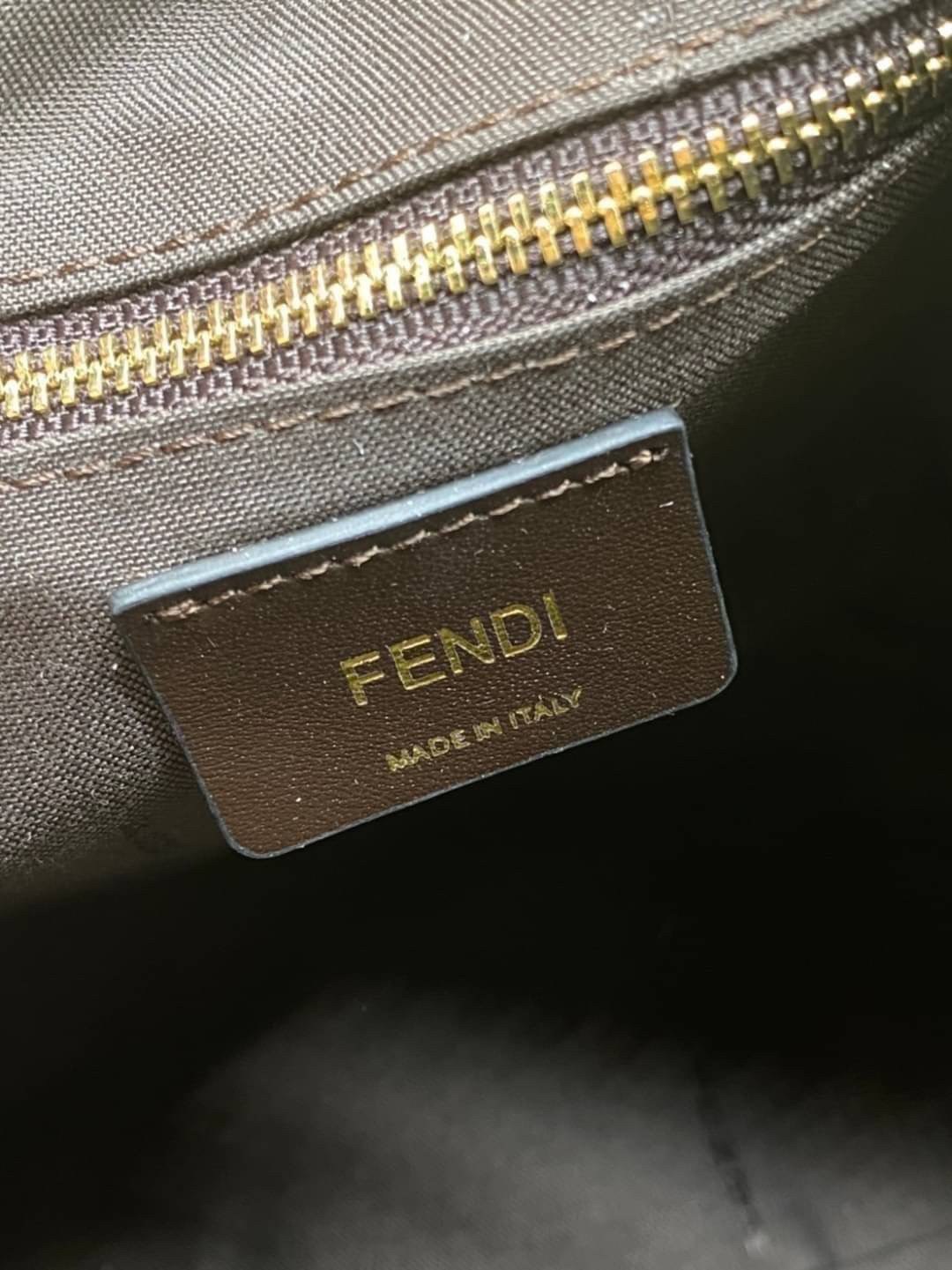 หนังแท้ Fendi Travel Bag Fendi Boston Vintage Bag พร้อมส่งที่ไทย Tobacco Zucca Canvas and Gold hardware. กระเป๋าเดินทางใบใหญ่กำลังดี ภายในโล่งกว้าง จุของได้เยอะ ภาพสินค้าถ่ายจากงานขายจริง ใช้งานต่างประเทศได้ค่ะ