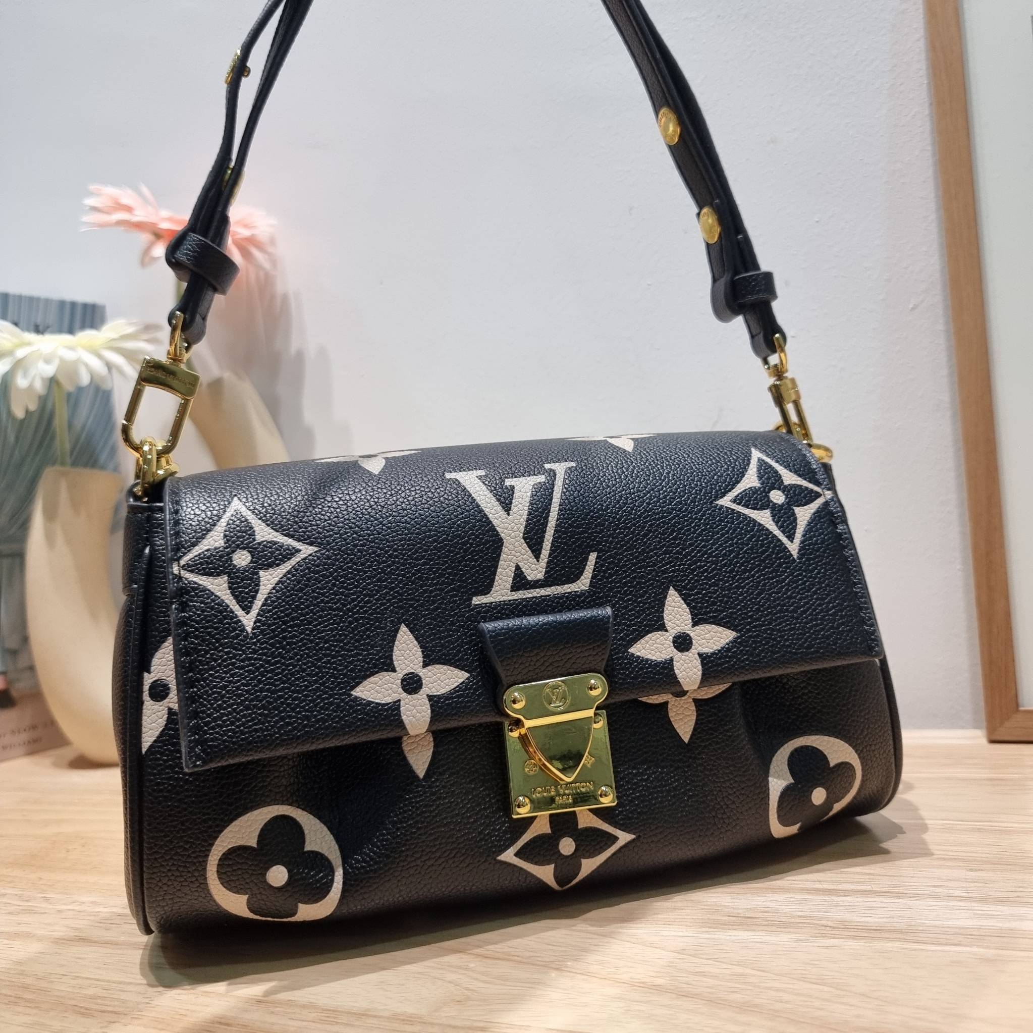 LV Favorite Bicolor Monogram Empreinte Leather - Handbags / LV FAVORITE BAG กระเป๋าสะพายคอลใหม่ล่าสุด สวยหรู ดูแพง ดีไซน์รูปทรงออกมาให้ใช้งานได้ง่าย