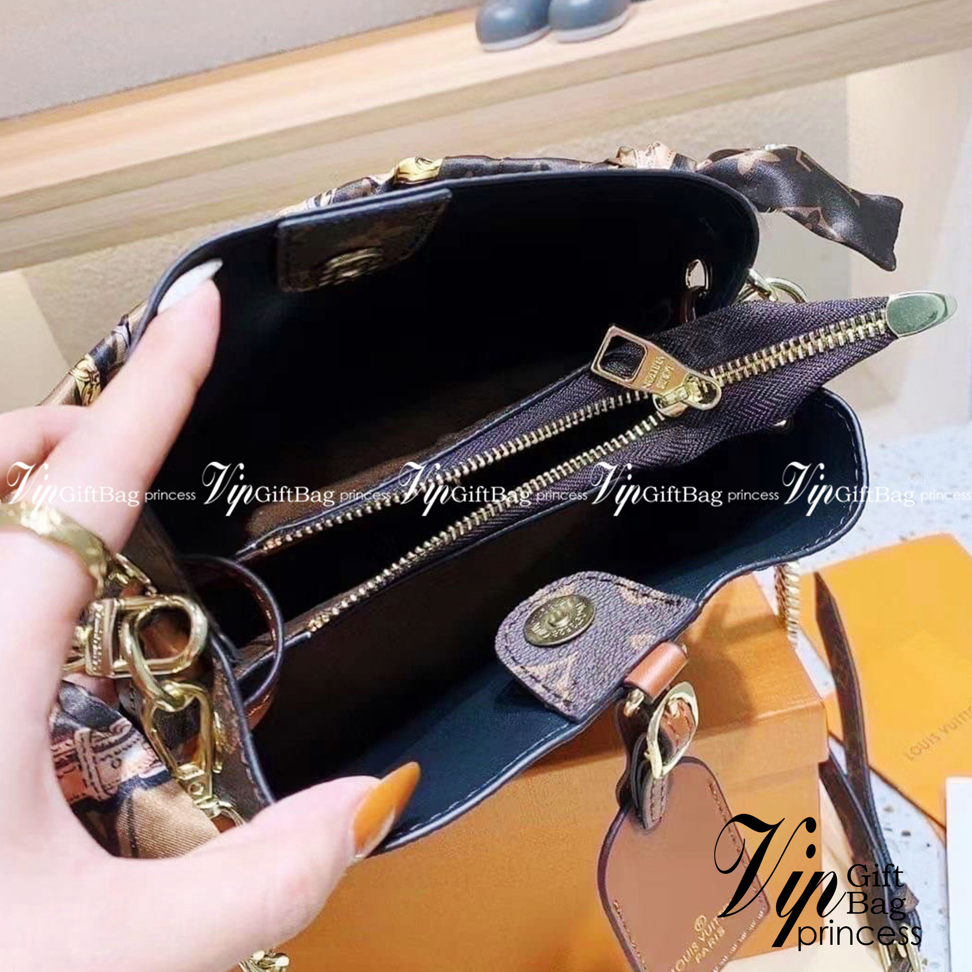 LV NeoNoe Monogram กระเป๋าสะพายทรงหรูหรา มีสไตล์ เป็นเอกลักษณ์ลงตัวสมบูรณ์แบบ จุของได้เยอะมาก ใบจริงสวยมากกกก ได้สวยก่อนใคร ต้องจัดแล้วจ้า พร้อมส่งความสวยที่นี่ ที่เดียว!!