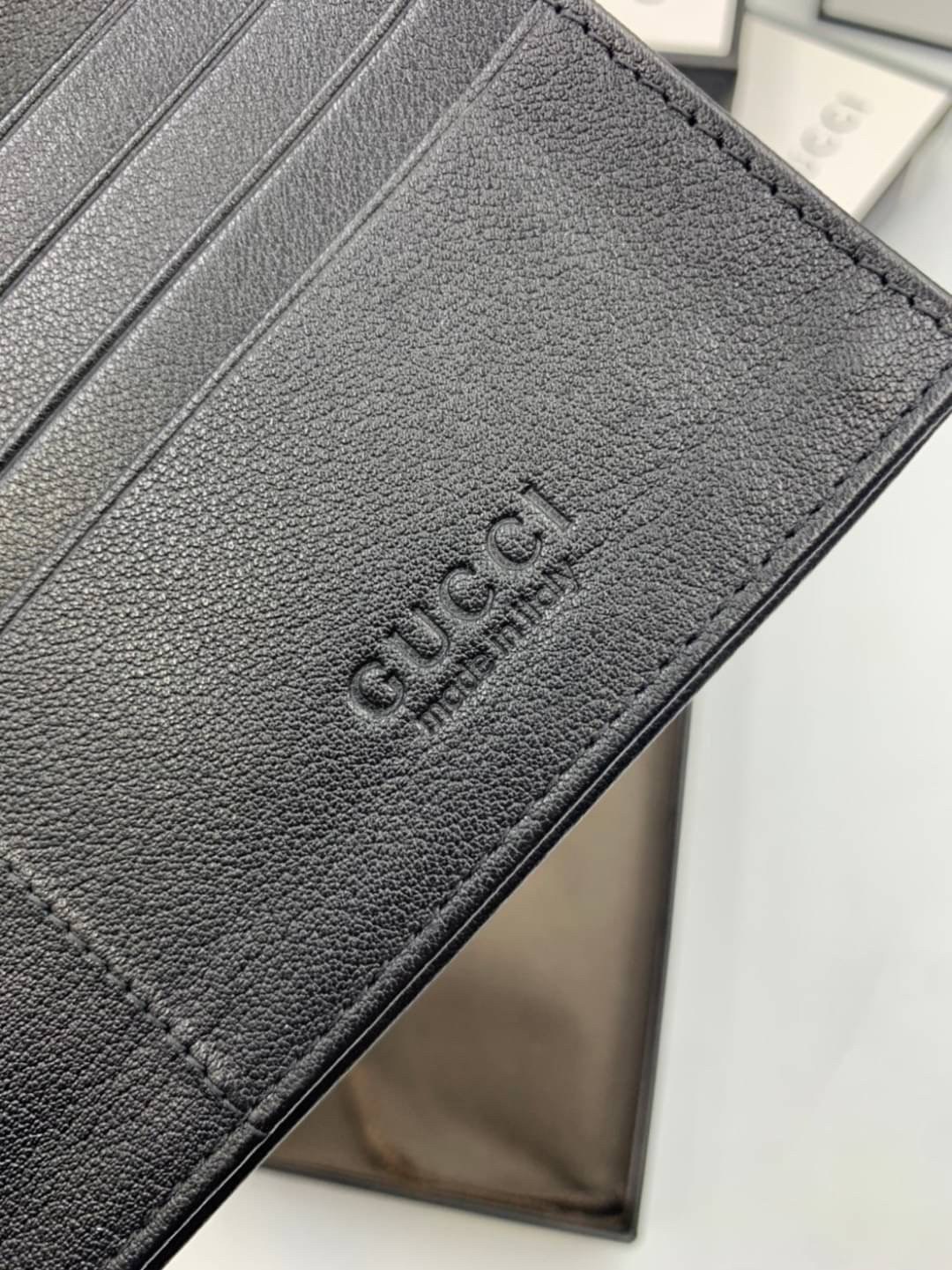 หนังแท้ GUCCI Men Long Wallet รุ่นใหม่ล่าสุด!! หนังสวยเริด ดีงามมากค่าาา กระเป๋าสตางค์ใบยาว ดีไซน์ใหม่ สวยดูหรู ถือใช้กำลังเหมาะมือ ใส่บัตรได้เยอะ ใส่ธนบัตรได้ทุกชนิด มาครบ set พร้อมส่ง!! เป็นไอเท็มที่หนุ่มๆต้องมีจริงๆจ้า 😎😎