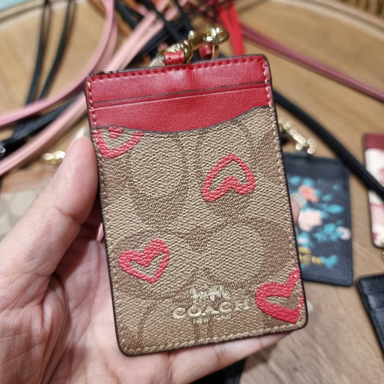 COACH C3305 ID LANYARD IN COLORBLOCK SIGNATURE CANVAS ง่ายๆแบบไม่ธรรมดา!! คลาสสิคแต่มีดีเทลโดดเด่น!! กระเป๋าถนอมบัตร พร้อมสายคล้องคอ ดีไซน์ลวดลายสวย ดูดีทุกแบบ ใช้งานง่าย พกพาสะดวก จะใส่บัตรพนักงาน บัตรเครดิต บัตรปชช. ใบขับขี่ และบัตรอื่นๆที่อยากจะใส่!! ต