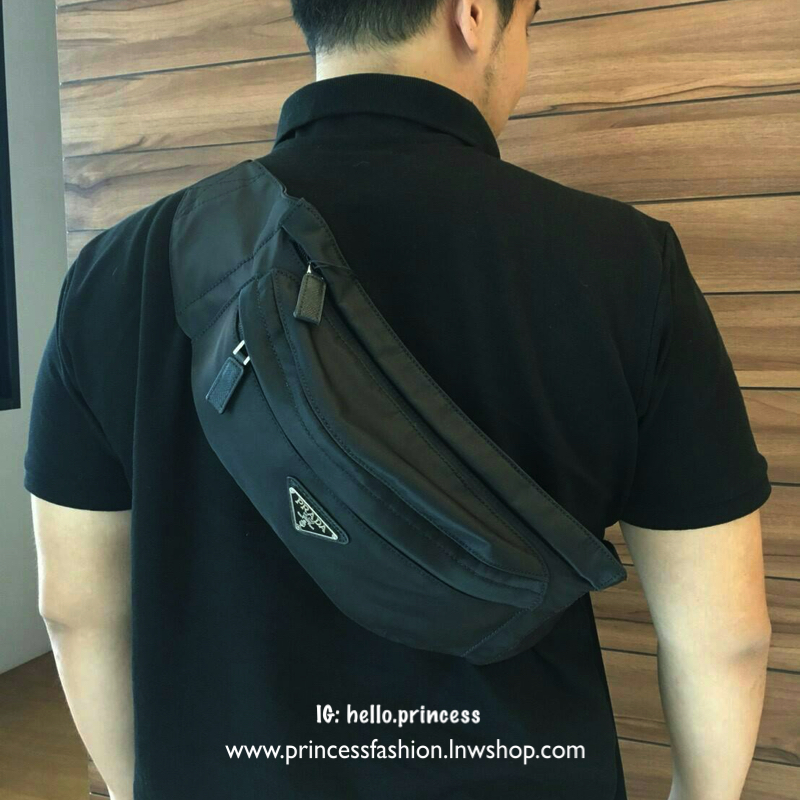 New Must Have Now อีกหนึ่งรุ่น Prada เหมาะกับท่านชาย เป็นอย่างยิ่ง กับกระเป๋าคาดอก / คาดเอว ทรงสวย จากงานพรีเมี่ยมกิ้ฟจากแบรนด์ PRADA ทรงฮิต วัสดุผ้า NYLON คุณภาพดี กันน้ำ100% ใส่ของได้หลากหลาย ตัวกระเป๋าอะไหล่สีเงิน ตัวล้อคปั้มจมแบรนด์สุดหรู ด้านมาพร้อมซ