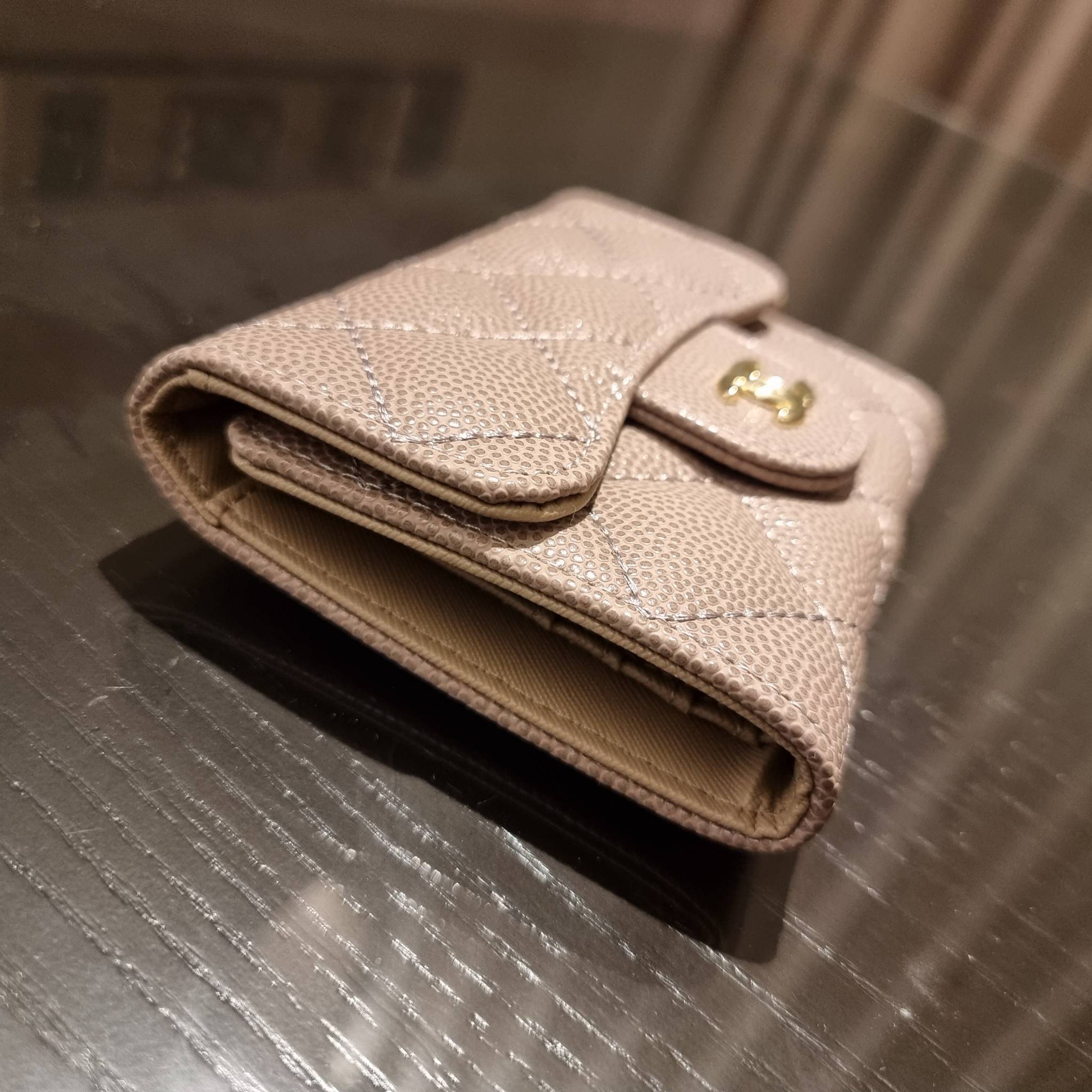 VIP 】มาแล้วจ้า!! รุ่นแนะนำ!! ฮิตติดใจสาวๆ!! กระเป๋าสตางค์ใบสั้นรุ่นฝาพับ จาก Chanel premium for gift เรียบหรู ดูไฮน์ วัสดุหนังสังเคราะห์ลายคาร์เวีย ด้านในเป็นหนังซาฟเฟียโน่ เปิด-ปิดด้วยกระดุมแม่เหล็ก ภายในกระเป๋ามีช่องใส่บัตร ใส่ธนบัตรได้ ดีไซน์เรียบหรูตา