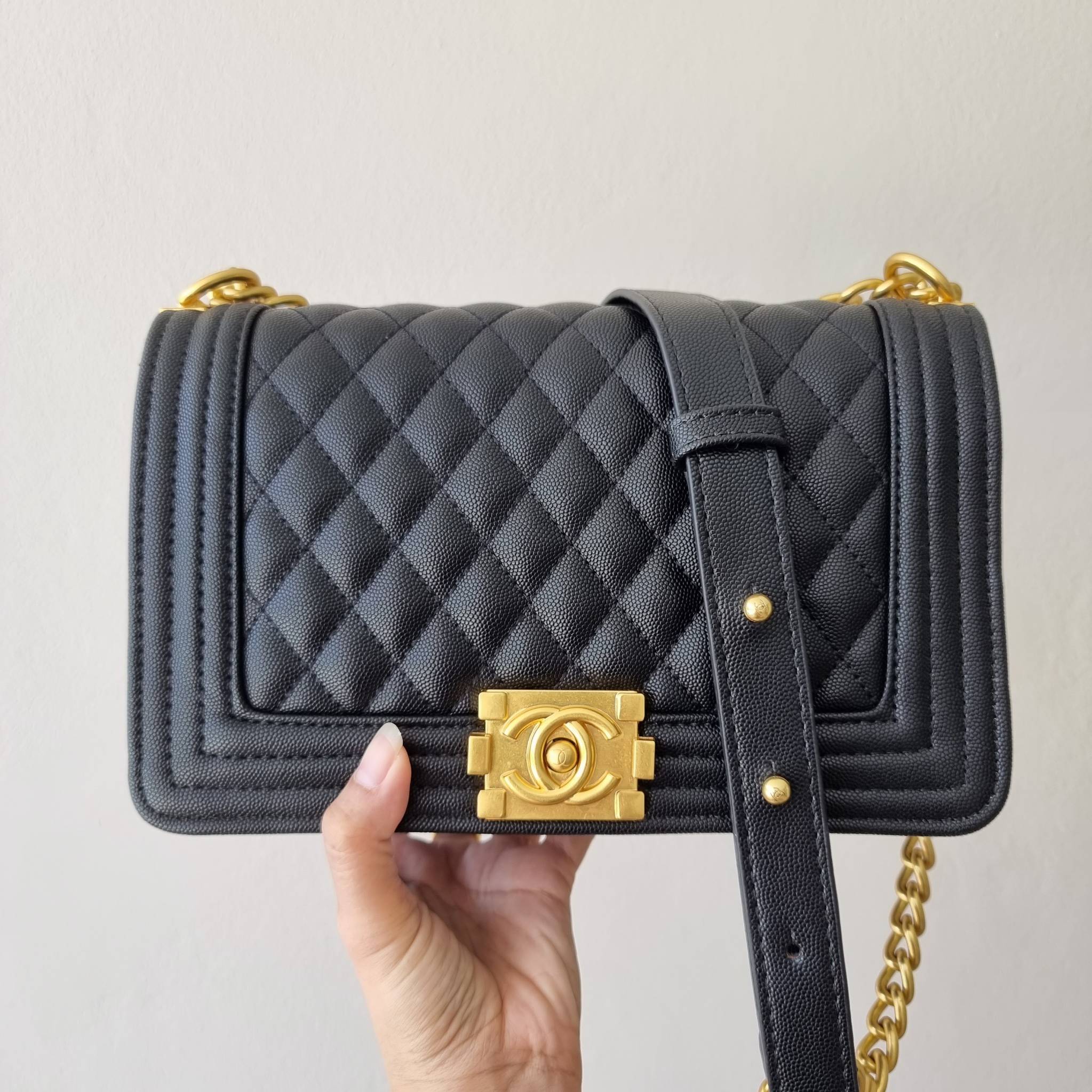 Chanel Boy 10" พร้อมส่งที่ไทย รุ่นสุดฮอต อะไหล่สีทองสุดหรู วัสดุหนังลายคาร์เวีย ทรงคลาสสิคที่สาวๆห้ามพลาด!! ในราคาสุดคุ้ม เปิด-ปิดกระเป๋าด้วยตัวล็อค ภายในโล่งกว้าง ไซส์ใหญ่ใส่ของได้เยอะ มีช่องแยกในกระเป๋า มาพร้อมสายสะพายโซ่สลับหนังรองบ่า (ถอดได้-ปรับ