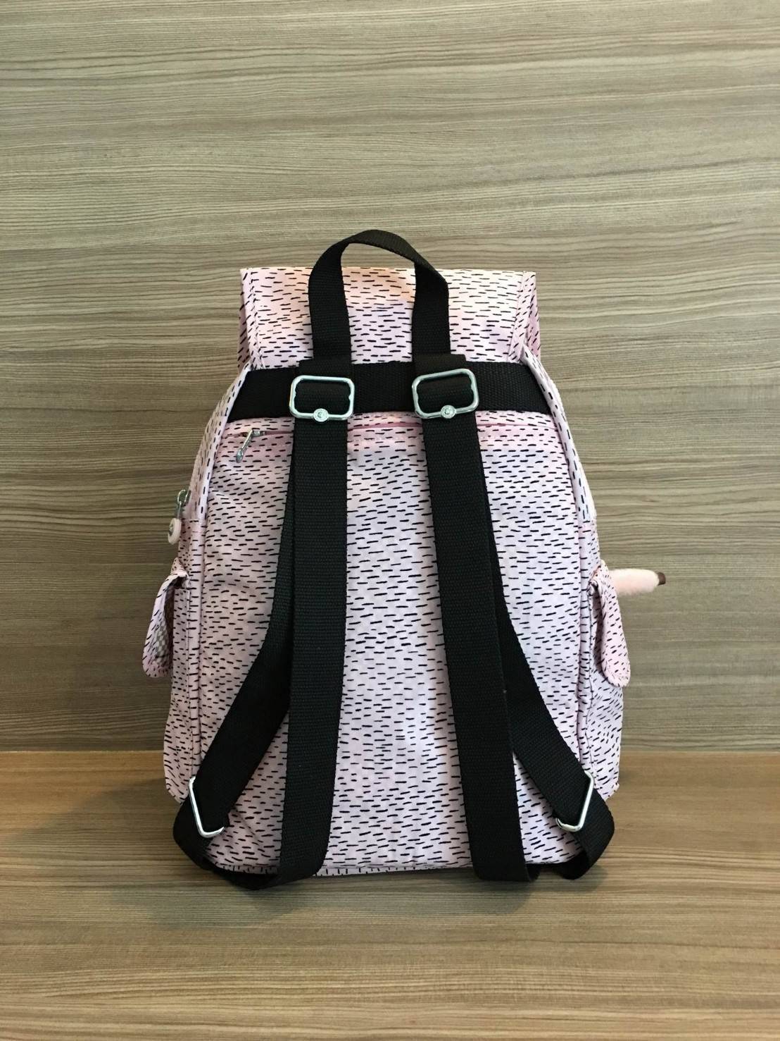 กระเป๋า Kipling รุ่น City Pack ไซส์ L ขนาดใหญ่พอเหมาะสำหรับการเดินทาง มาพร้อมช่องกว้างขวางจุสัมภาระของคุณได้อย่างจุใจ และช่องจัดเก็บอีกหลากหลายรูปแบบ ดีไซน์ลวดลายนำสมัย เติมแต่งสีสันและชีวิตชีวา นับเป็นอีกหนึ่งกระเป๋าเป้ที่พร้อมให้คุณได้สะพายออกไปข้างนอกไ