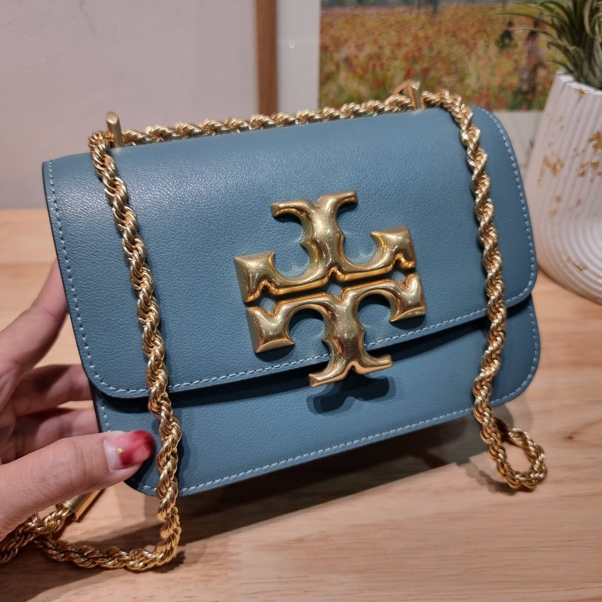 Tory Burch Bag / TORY BURCH ELEANOR SMALL CONVERTIBLE SHOULDER BAG ฮอตไอเท็ม รุ่นนี้ขายดีขายหมด สวยหรู คุณหนู ผู้ดี!! หายากมากแล้วน้า กระเป๋าสะพายข้าง ดีไซน์อยู่ทรง ขนาดกำลังสะดวกใช้