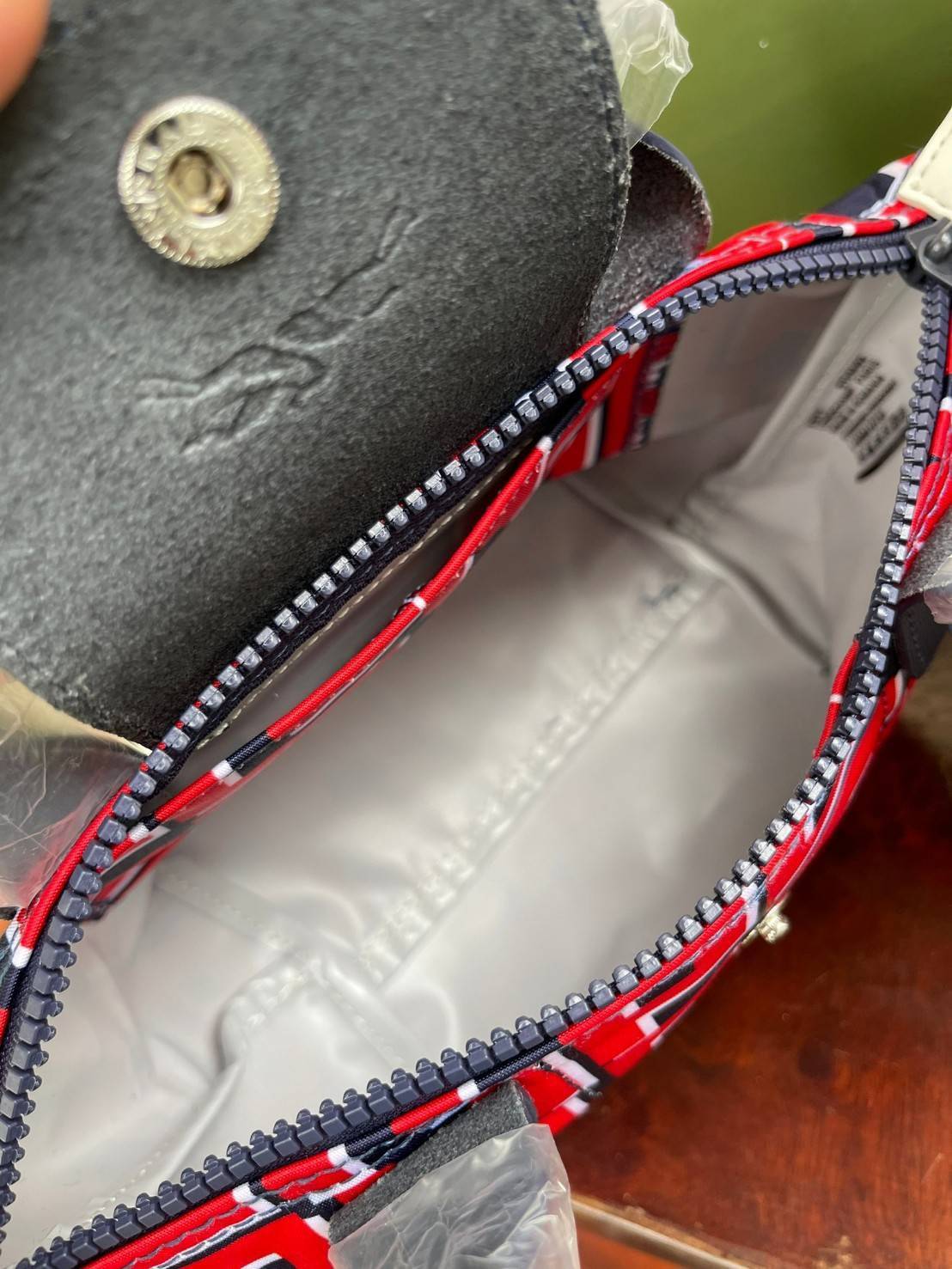 LONGCHAMP LE PLIAGE COLLECTION TOP HANDLE BAG XS พบกับคอลเลคชั่นใหม่ล่าสุด มีดีไซน์ที่เรียบหรูและคลาสสิก แฝงด้วยลูกเล่นแบบเฟมินีน แถมยังมีน้ำหนักเบาอย่างไม่น่าเชื่อ มาพร้อมกับหูจับกระเป๋าคู่และฝาปิดแบบกระดุม กระเป๋าถือใบนี้สามารถใช้ถือแบบทั่วไป มีสายสะพาย