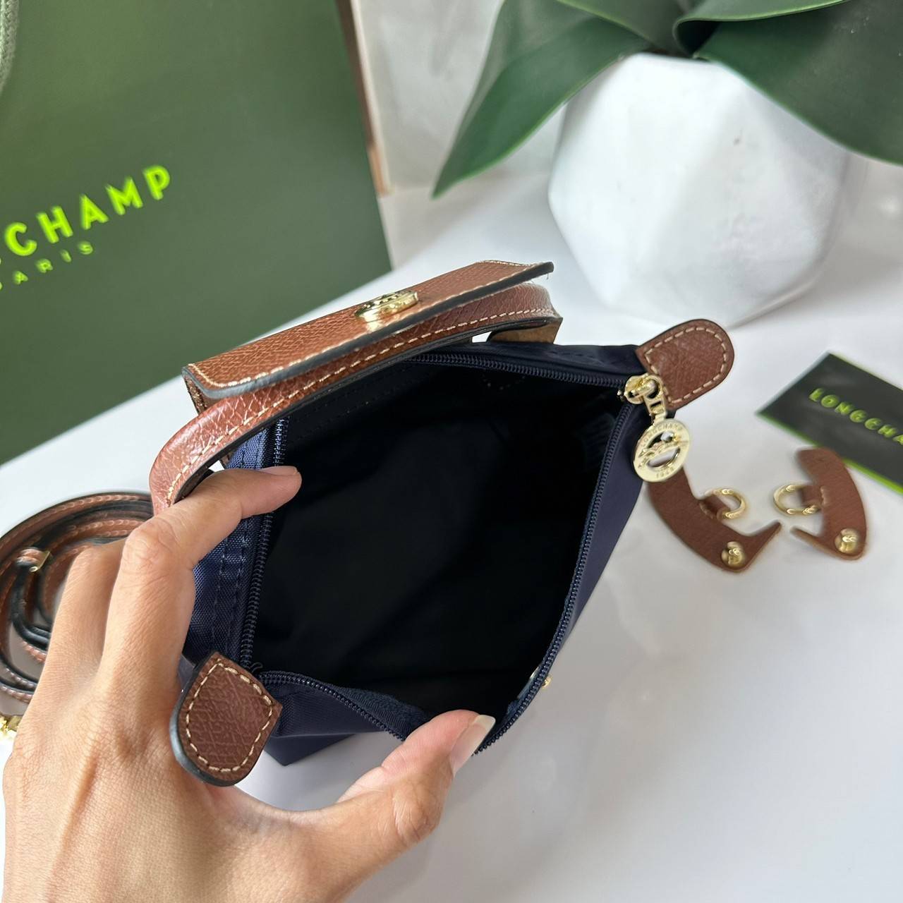LONGCHAMP LE PLIAGE ORIGINAL Pouch with handle กระเป๋าใบเล็กขนาดกระทัดเหมาะกับใส่ของจำเป็นจุกจิก กันน้ำได้ พร้อมส่ง