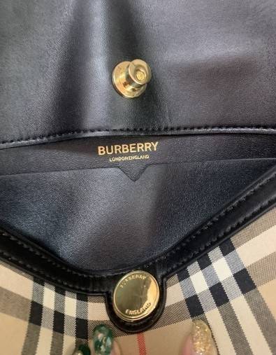 BURBERRY SMALL SOCIETY VINTAGE CHECK TOP HANDLE-NEUTRALS VIP GIFT WITH PURCHASE (GWP) พรีเมี่ยมกิ๊ฟ Limited Edition จาก Burberry กระเป๋าอเนกประสงค์ ที่มีความโดดเด่นด้วยสไตล์วินเทจ ลายSignature pattern งานสวยหรูดูดี ใบนี้เป็น Working Lifestyle สาวมั่นไม่คว
