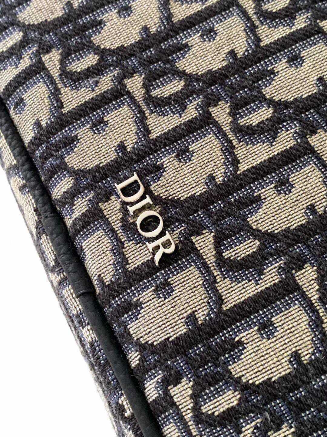 DIOR TOILETRY BAG Oblique Jacquard / Dior Toiletry Handbag พร้อมส่ง กระเป๋าถือมีสายคล้องมือ สวยหรูหราเป็นเอกลักษณ์แบรนด์ **สินค้าเกรดท็อปออริจินอล 1:1 สลับแท้ เกรดดีสุด ใช้งานต่างประเทศได้