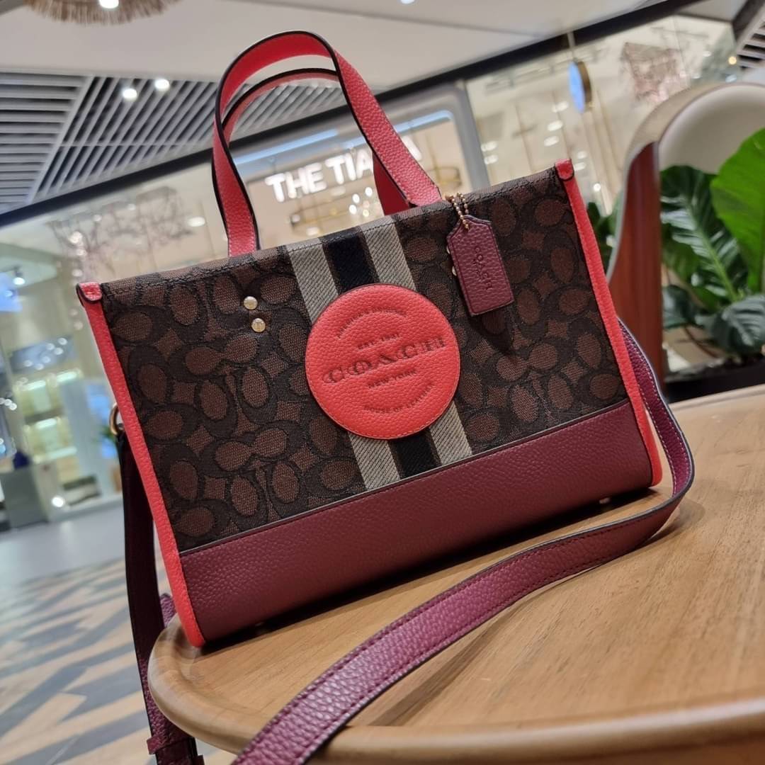 ใบใหญ่ COACH 4113 DEMPSEY CARRYALL IN SIGNATURE JACQUARD WITH STRIPE AND COACH PATCH ใบใหญ่ จุใจ คอลเลคชั่นใหม่ สีที่สาวๆรอคอย สวยคม ละมุนและมีความหรูในตัว กับกระเป๋าทรงโท้ท ไซส์ใหญ่ที่สามารถจุของได้แบบไม่ต้องกังวล ฟังก์ชั่นการใช้งานสะดวกที่สุด มีทั้งสายค