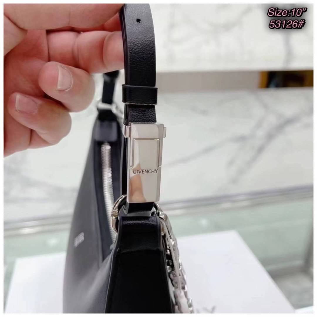 GIVENCHY SMALL MOON CUT OUT SHOULDER BAG 25cm พร้อมส่งที่ไทย กระเป๋าสะพายไหล่งานหนังเต็มใบ หน้าติดโลโก้แบรนด์มาพร้อมสายโซ่ งานสวยตามรูป อะไหล่เงิน สายสะพายปรับระดับได้ เกรดสวยหรู สาวๆ รีบจับจอง อย่าคิดนาน ราคานี้กับคุณภาพถือว่าคับแก้วมั๊กมากกกก