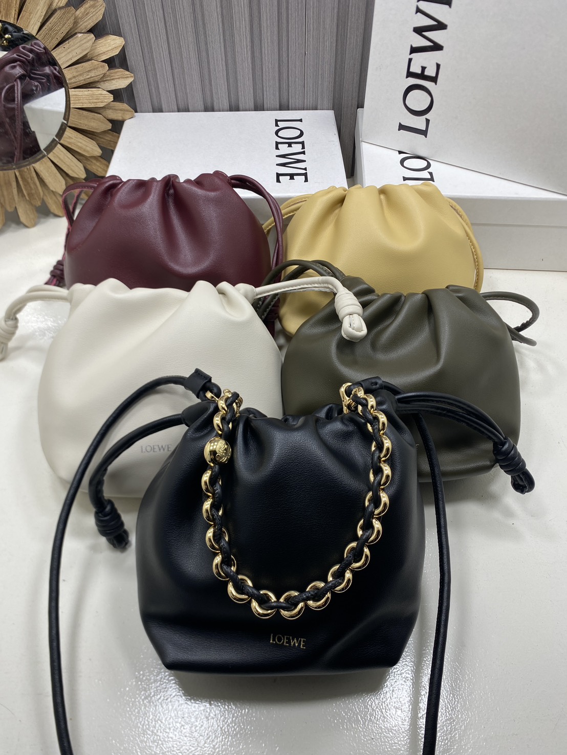 ORI หนังแท้ | LOEWE Mini Flamenco purse in mellow nappa leather / Loewe Bucket Bag กระเป๋าสะพายทรงบัคเก็ตไซส์มินิ หนังเรียบสวยหรู เรียบง่าย หนังแท้ผิวสัมผัสนุ่มมือ น้ำหนักเบาและนุ่มสบาย ดีไซน์จับจีบ เชือกผูกแบบปมโบราณ และสายโซ่รูปโดนัท