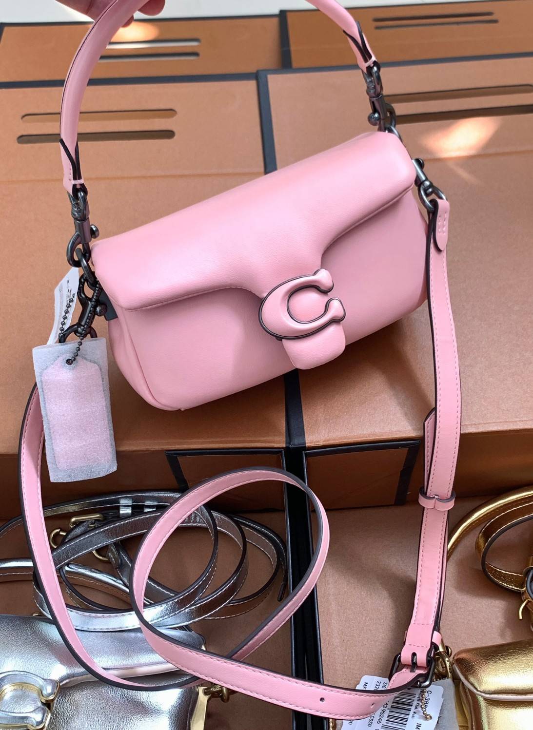 น้องสวยมากก สินค้าจริงสวยกว่าในรูป ไม่จกตาค่ะ! COACH PILLOW TABBY SHOULDER BAG 18 ((C3880)) 📣 พร้อมส่งที่ไทย คุณภาพเกินราคา! กระเป๋าหิ้ว//สะพายแบบครอสบอดี้ร์ 🔺หนัง nappa อย่างดี หนานิ่ม นุ่มมากๆ หลงรักน้องแน่นอน ✔️ใช้โลโก้แบรนด์รุ่น