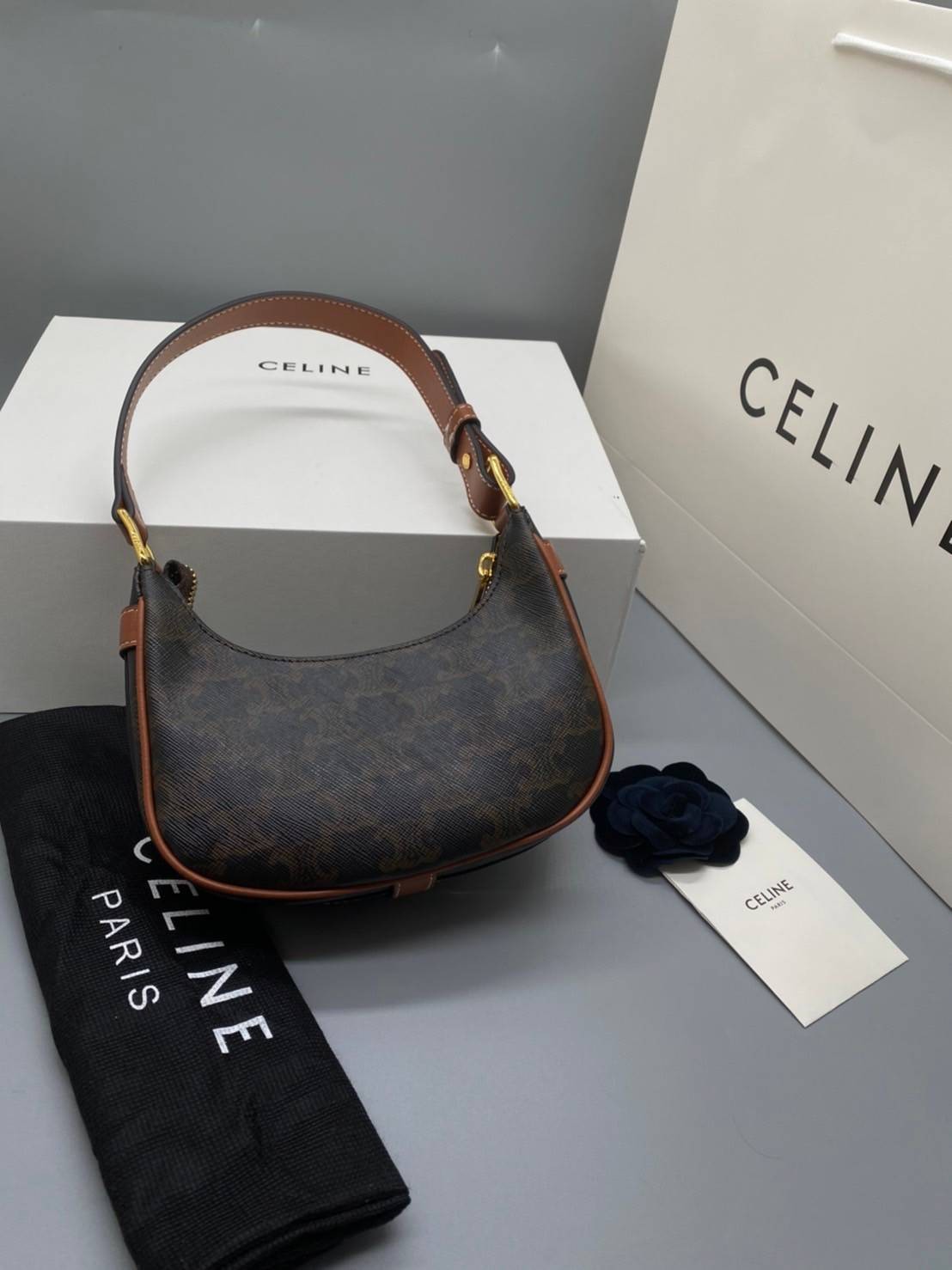 CELINE MINI SHOULDER BAG Celine Vintage Classic MINI Ava bag กระเป๋าสะพายไหล่ใบเล็กน่ารักมากก ขนาดใหม่ น้องน่ารักมากก คาเฟ่จ๋าาาา น้องมาล๊าววว วัสดุ TRIOMPHE CANVAS ดีไซน์สวยหรูฮิตสุดในเกาหลี! หนังสวยอยู่ทรงกันน้ำ เปิดปิดด้วยซิปแบรนด์สีทอง สายสะพายหนังปรั