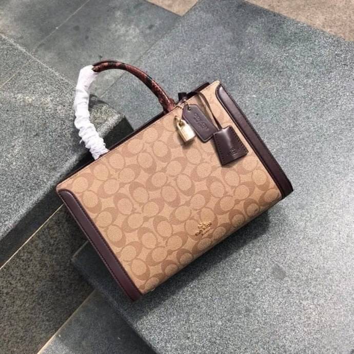 COACH ZOE CARRYALL IN SIGNATURE CANVAS เดอะเบสท์แห่งปี ต้องยกให้พี่คนสวยใบนี้เลย!! รุ่นที่สาวๆตามหา หายากอีกหนึ่ง กระเป๋าถือ/สะพายทรงสวย คลาสสิค ใบใหญ่จุคุ้ม มีดีเทลน่ารักๆที่แม่กุญแจ สามารถล็อคหัวซิปได้ กุญแจซ่อนในพวงหนังห้อยก็น่ารักไปอีก ภายในโล่งกว้าง 