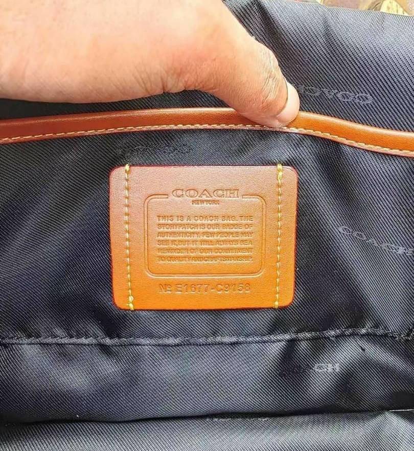 Coach C9158 League Messenger Bag Crossbody Sling Bag ใหม่ล่าสุด คอลที่หนุ่มๆก็ต้องใจละลายไม่แพ้สาวๆ กับกระเป๋าสะพายทรงแมสเซนเจอร์ ดีไซน์ทรงคลาสสิคใช้งานง่าย ดีเทลน้อยแต่มาก!! ดูดีดูแพงเกินเบอร์ไปเลย ภายในเป็นช่องโล่ง มีช่องแยก แบ่งสัดส่วนได้ดีมากๆ มาพร้อม