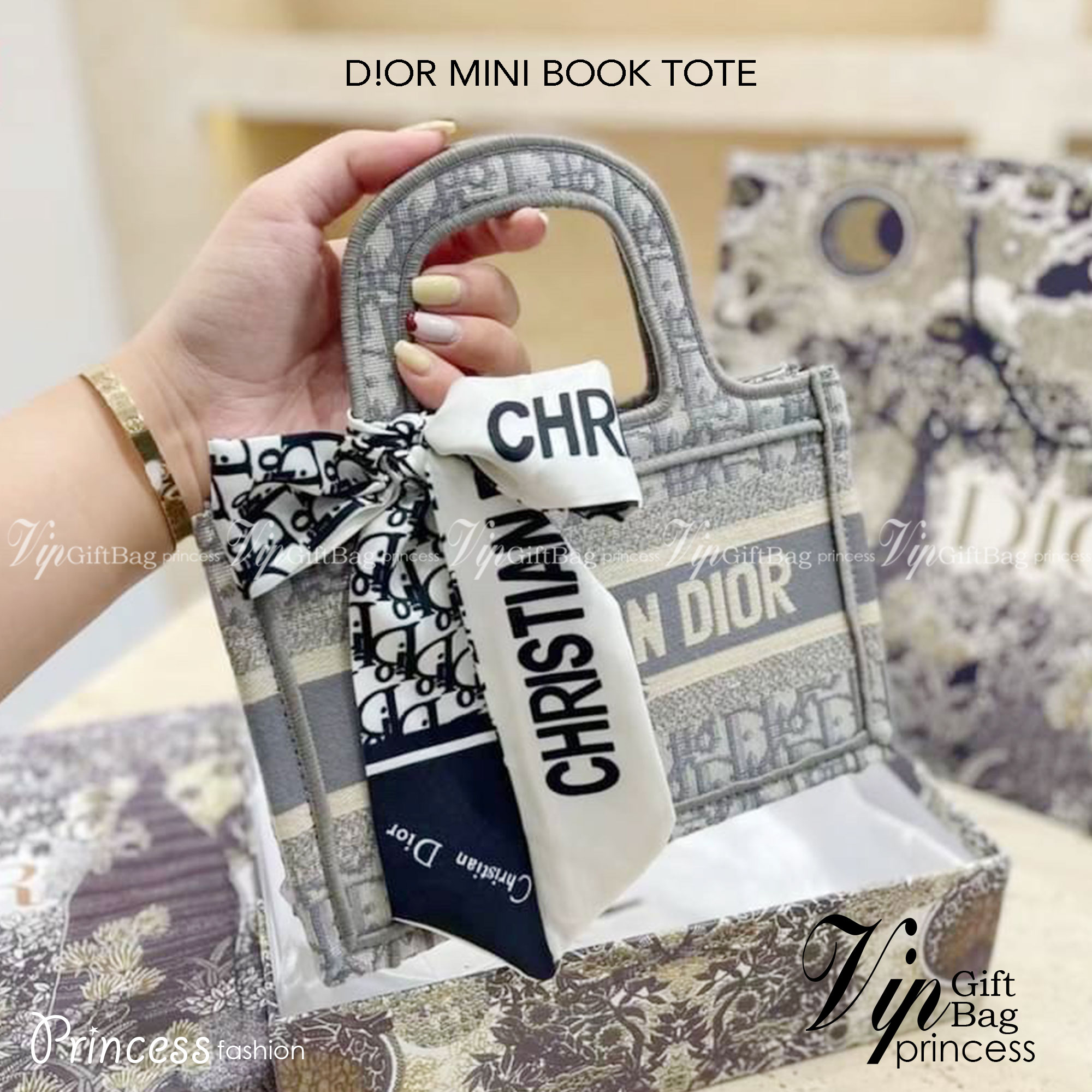 DIOR MINI BOOK TOTE กระเป๋าถือทรงมินิโท้ท Shopping สวยคลาสสิค พกพาสะดวก ใช้งานง่ายสุดๆ วัสดุงานทอละเอียดคุณภาพดี ภายในเป็นช่องโล่ง ใบจริงงานสวยเกินเบอร์!! ไม่ผิดหวังจ้า