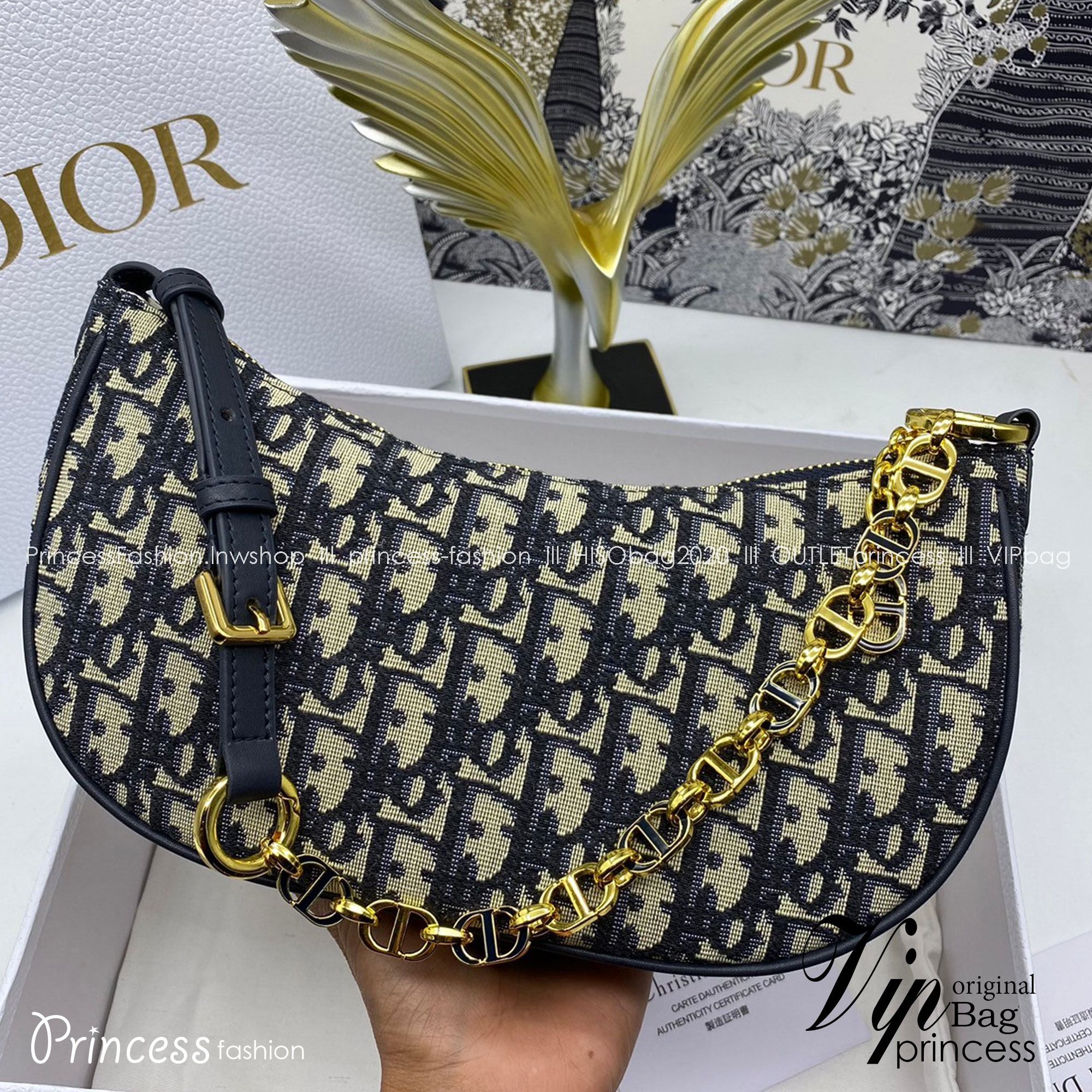 DIOR CD Lounge Bag Blue Oblique Jacquard / Dior pochette คอลใหม่ 2023 กระเป๋าสะพายทรงพอช คล้องแขน หรือสะพายไหล่ได้ ภายในเป็นช่องโล่ง สวยหรู อย่าพลาดกันน้า!!