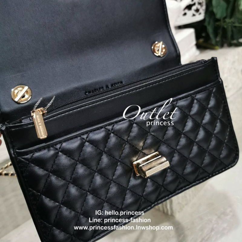 CHARLES & KIETH MINI CLUTCH BAG กระเป๋าสะพายทรงคลัชรุ่นยอดนิยมดีไซน์คลาสสิควัสดุหนังนิ่มลายตารางสวยอยู่ทรงขนาดมินิสไตล์ Chanel เปิดปิดด้วยตัวล๊อคแบบบิดอะไหล่ทอง ด้านหลังประดับโลโก้แบรนด์สวยดูดี มาพร้อมสายสะพายโซ่ร้อยหนัง Crossbody ได้สามารถซ้อนสายสะพายไหล