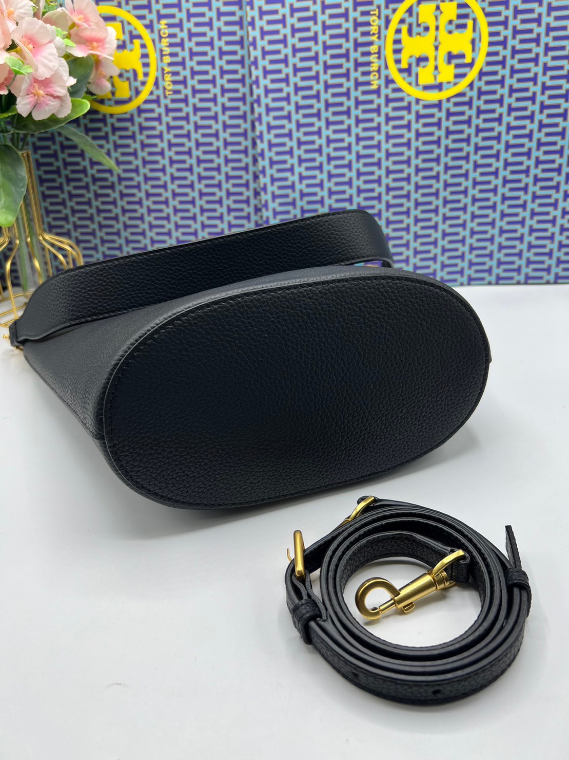 Tory Burch McGraw Bucket bag / Tory Burch Mcgraw Double T Logo Plaque Bucket Bag พร้อมส่ง 4 สี กระเป๋าสะพายหรือถือคล้องแขนทรงถัง จุของได้เยอะใบนี้ตอบโจทย์ได้ดีมาก โทนสีเรียบง่าย แฝงไปด้วยความดูดี สุขุมและเป็นผู้ใหญ่