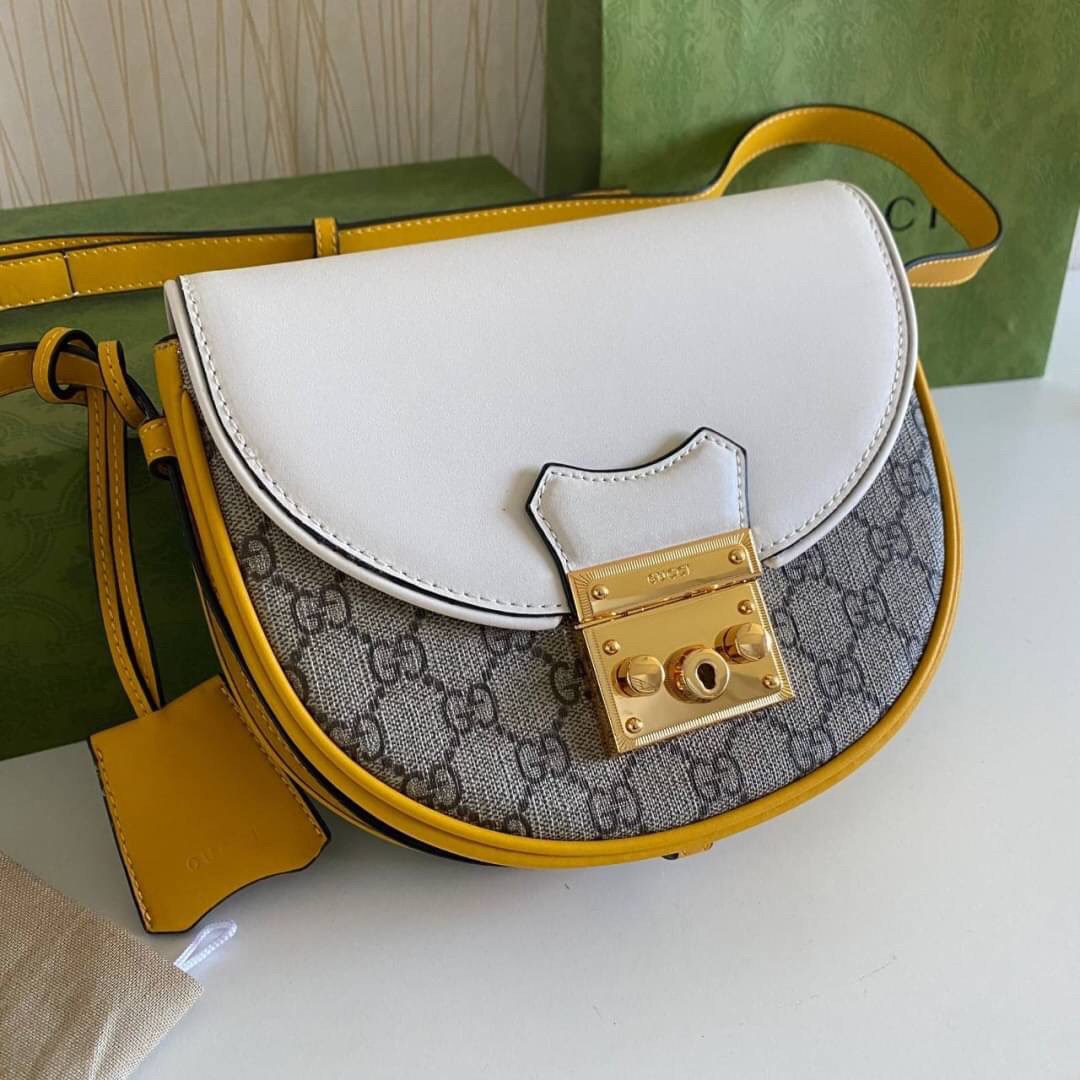 กระเป๋าสะพายคาดลำตัวรุ่นนี้โดดเด่นด้วยรูปทรงกลมสุดชิค ขนาดกะทัดรัด พร้อมด้วยหนังกระเป๋าที่ทำจากหนังแท้คุณภาพดี เพราะ Kira Chevron เป็นรุ่นที่ตอบโจทย์และครองใจสาว ๆ ได้อย่างแท้จริง เนื่องจากมีดีไซน์เรียบหรู โดยทางแบรนด์ได้ใช้เทคนิคการเย็บบนหนังเป็นลายเส้น 