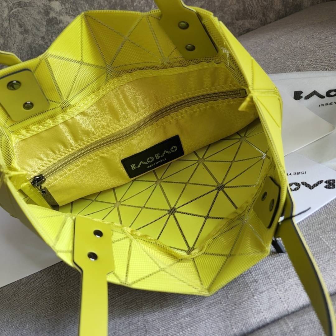 BAO BAO ISSEY MIYAKE LUCENT ONE-TONE กระเป๋า Bao Bao จากแบรนด์ดัง Issey Miyake แบรนด์แฟชั่นจากประเทศญี่ปุ่น ซึ่งมีสินค้ามากมายไม่ว่าจะเป็นเสื้อผ้า นาฬิกา น้ำหอม และที่ขาดไม่ได้นั่นก็คือ กระเป๋า Bao Bao ที่มีความพิเศษในเรื่องของวัสดุและดีไซน์ที่ครองใจสถาปน