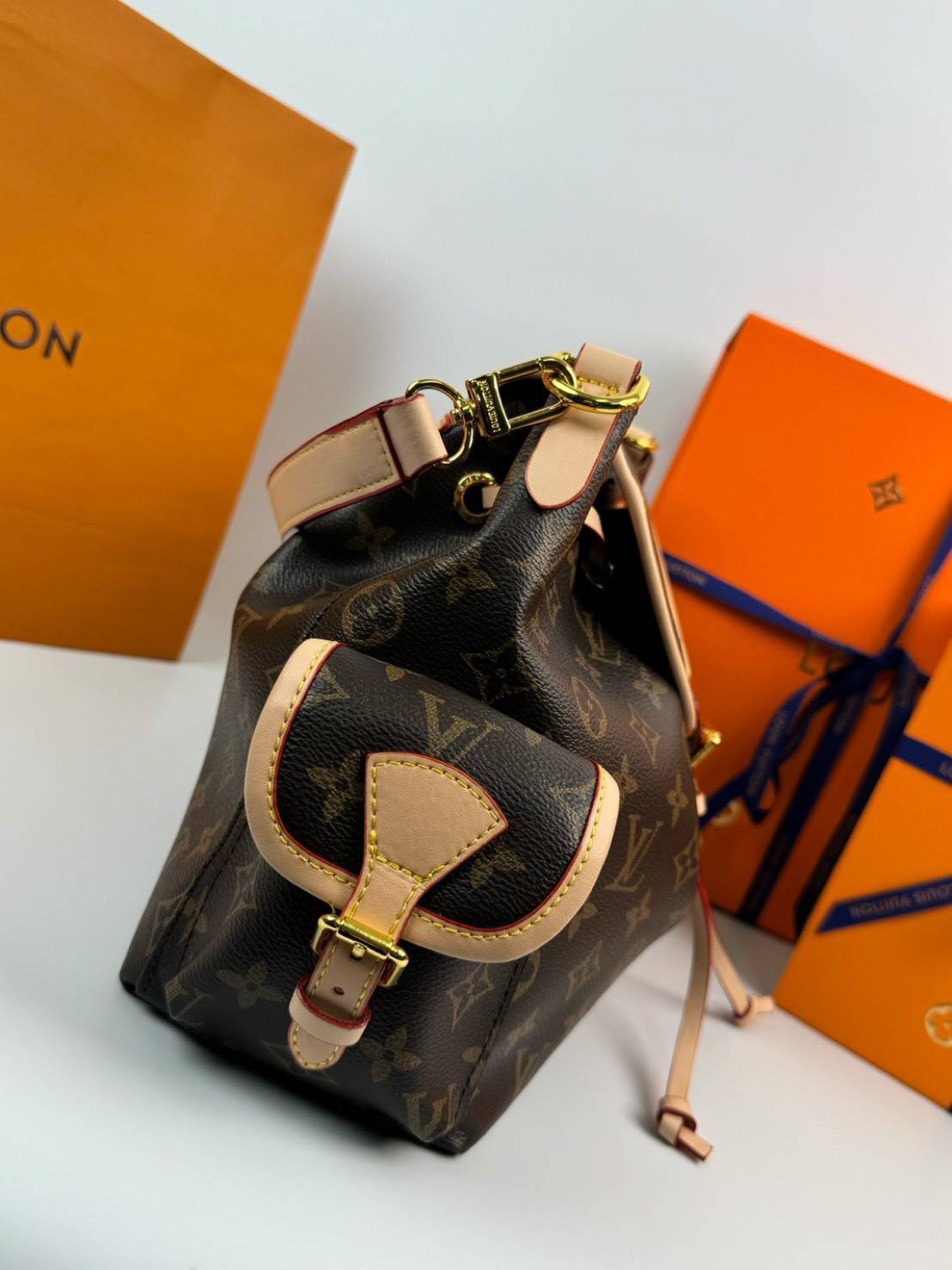 ORI หนังแท้ | LV Odyssee bag Monogram Canvas กระเป๋าสะพายดีไซน์ใหม่ คอลเลกชันประจำฤดูกาล Pre-Fall 2025 ออกแบบมาเพื่อเชิดชูมรดกล้ำค่าที่สืบทอดจากรุ่นสู่รุ่น ดีไซน์ทันสมัยใช้งานได้ทุกวัน