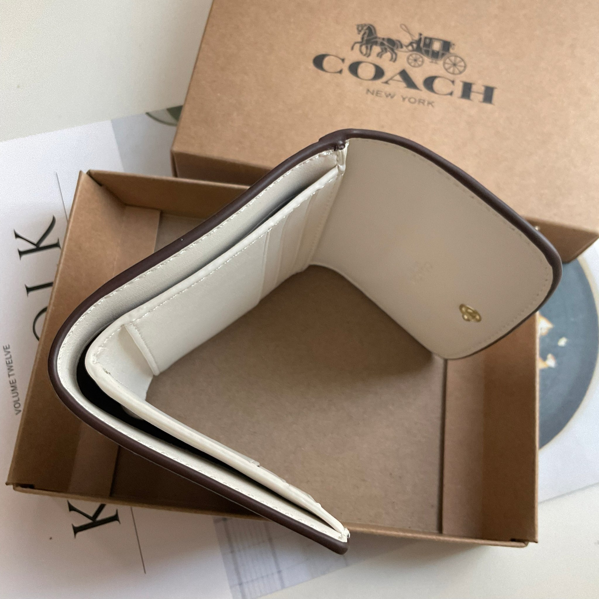 COACH SMALL WALLET IN SIGNATURE CANVAS กระเป๋าสตางค์ใบสั้น แบบพับสามตอน เปิดปิดด้วยกระดุมปั้มแบรนด์ ด้านในมีช่องใส่บัตรหลายช่อง และช่องใส่ธนบัตร ด้านหลังมีช่องซิปเหรียญอีกหนึ่งช่อง น้ำหนักเบา พกพาสะดวก อะไหล่เงาสุดหรู ห้ามพลาดค่ะ!