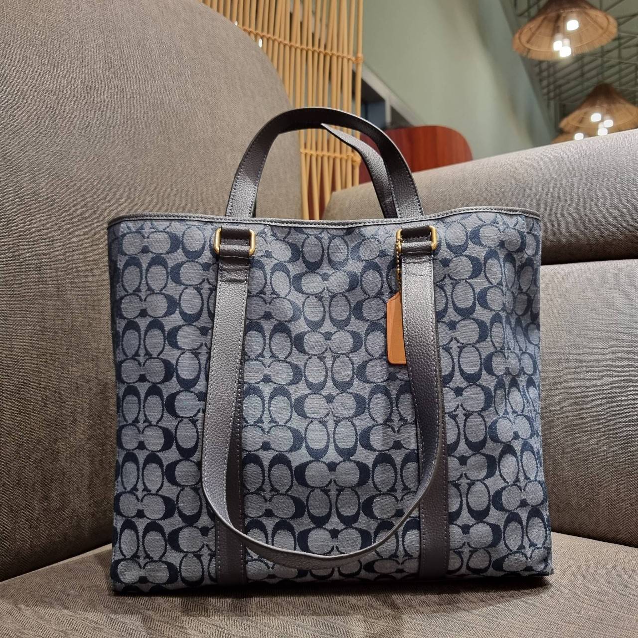 COACH C8182 HUDSON DOUBLE HANDLE TOTE IN SIGNATURE CHAMBRAY ใหม่ล่าสุด กระเป๋าทรงโท้ทใบใหญ่ ที่จุดของความจุ ใส่ได้แบบคุ้มๆไปเลย วัสดุผ้าแชมเบรย์ตัดด้วยหนัง pepble สวย คม ดูดี ปากกระเป๋ามีกระดุมแม่เหล็กปิดกันของหล่นได้ ภายในโล่งกว้างมาก ซิกเนเจอร์รุ่นนี้คื